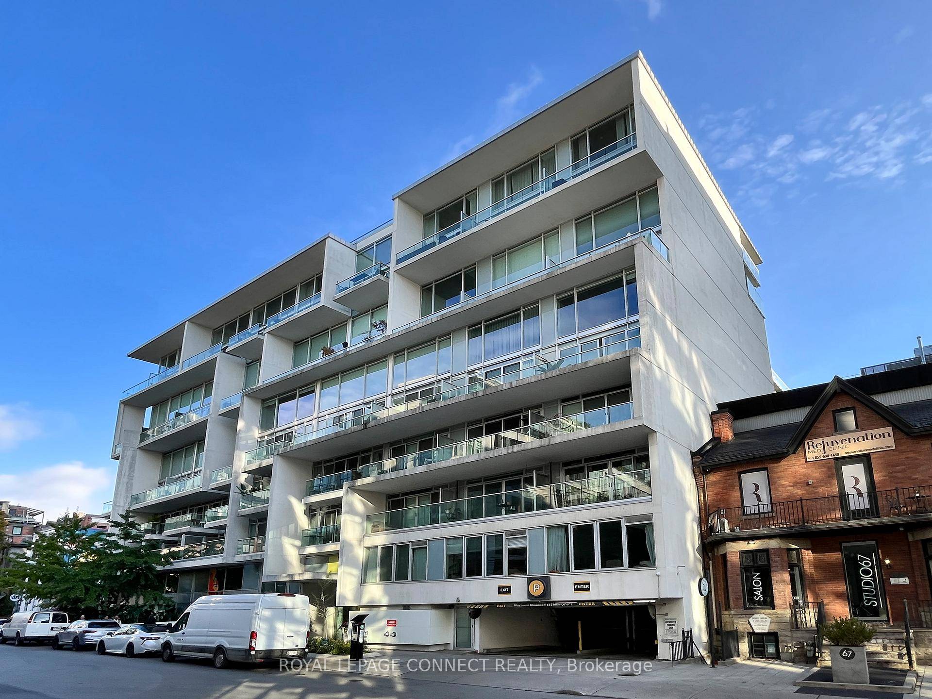 Experience sophisticated living in the heart of King West !