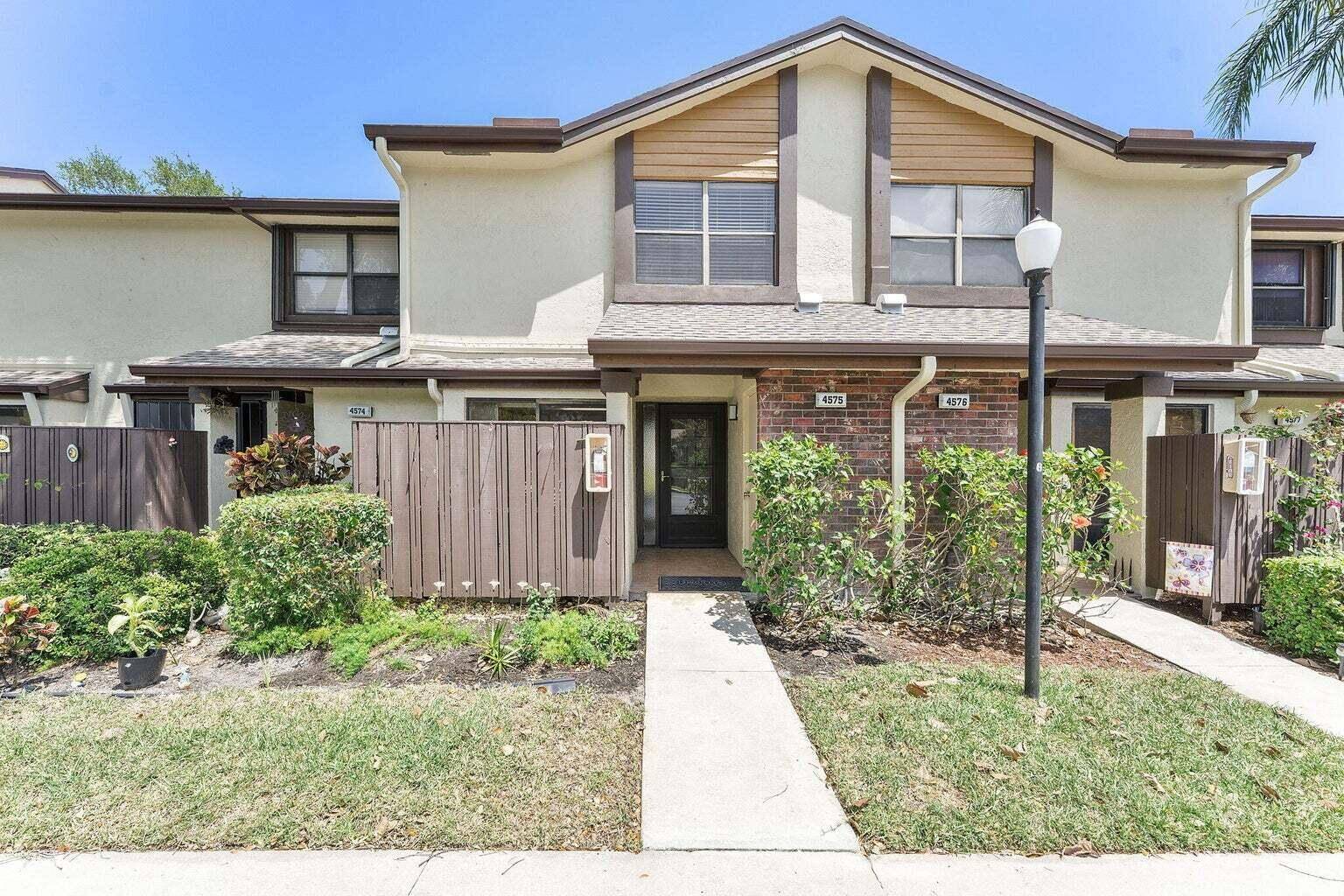 Welcome to this stunning townhouse in the heart of Coconut Creek !