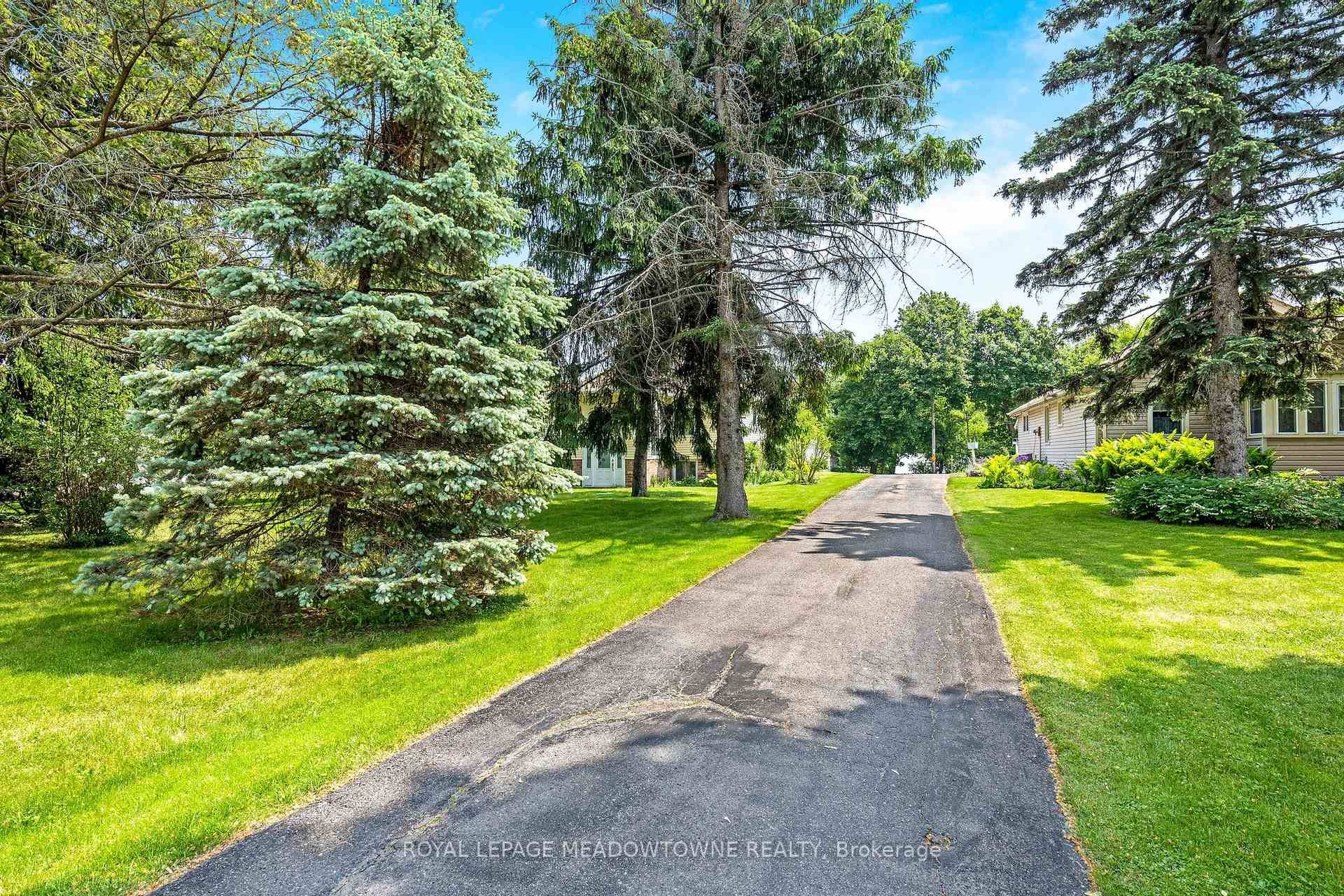 Beautiful Detached raised Bungalow Home on Nearly Half an Acre in Halton Hills !