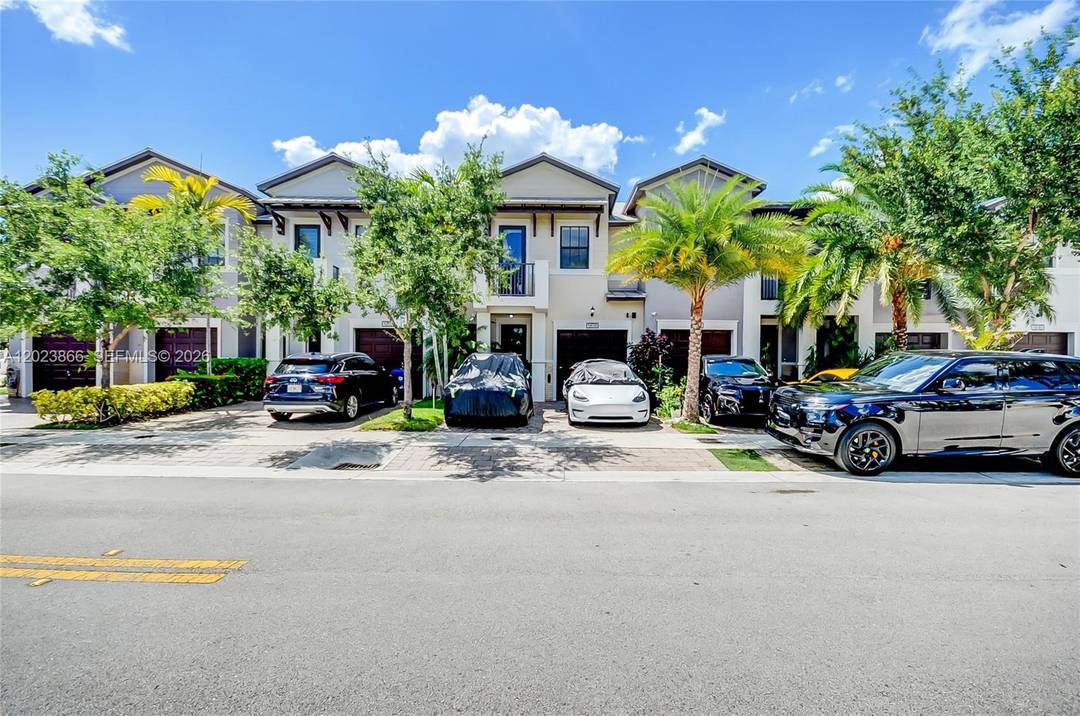Beautiful 4 bedroom, 3 bath lakefront home in desirable Doral Cay.
