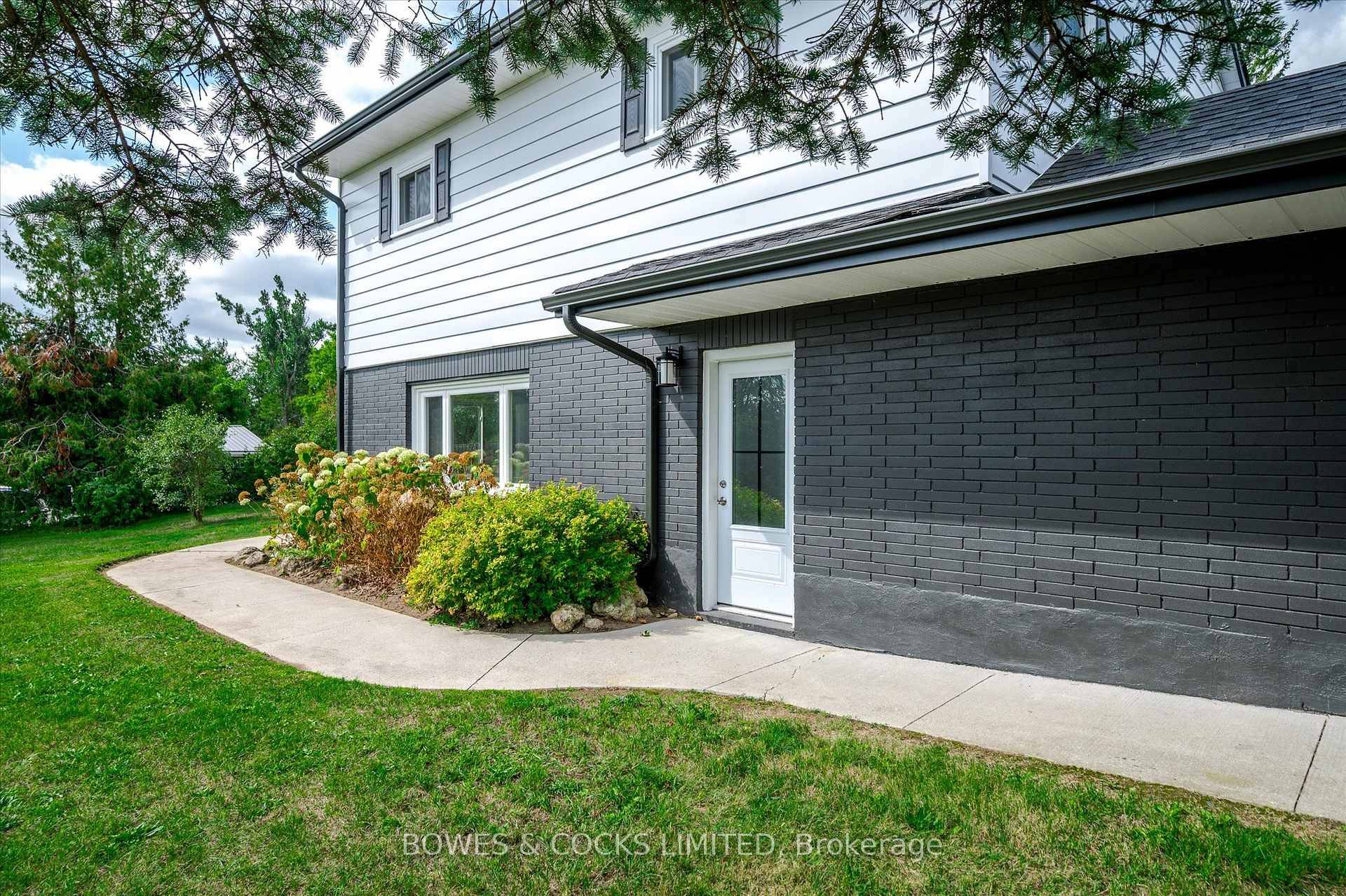 Your dream of country living without sacrificing convenience starts here !