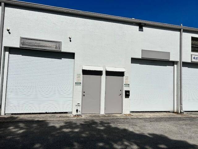 FOR LEASE OR SALE. WAREHOUSE CONVENIENTLY LOCATED NEXT TO THE TURNPIKE IN POMPANO BEACH.