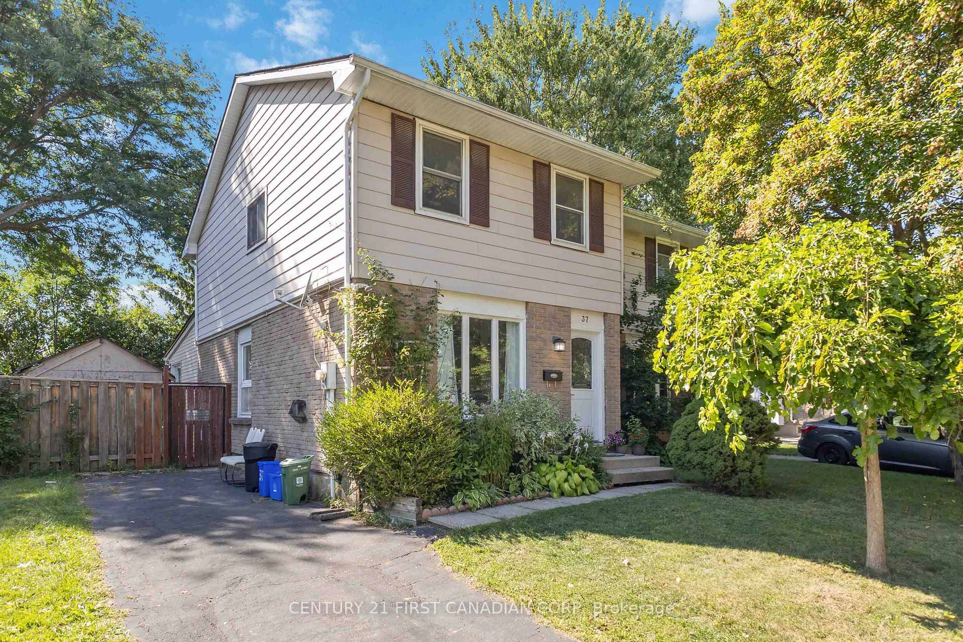 Welcome to 37 Elvira Crescent in the heart of White Oaks.