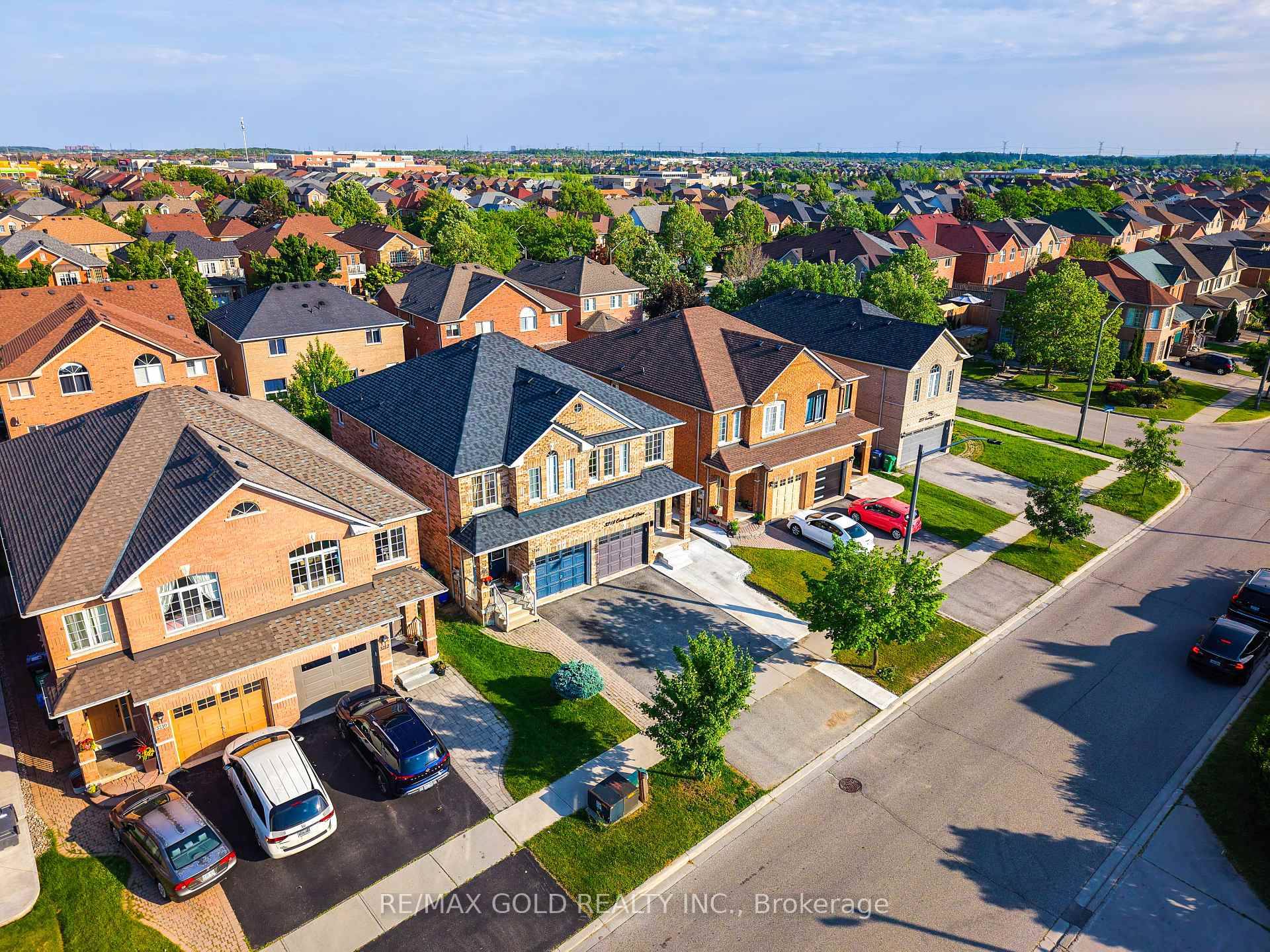 Experience elevated living in this beautifully crafted GreenPark built home, where exceptional design meets everyday comfort in a spacious, trendy open concept layout.