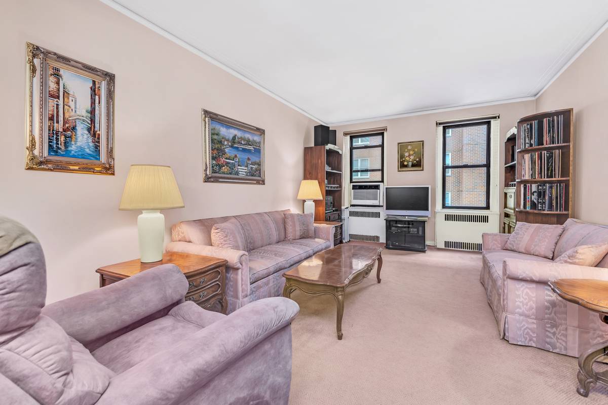 Upper East Side One Bedroom Gem This oversized four room with south, east and north exposures enjoys prewar bones and charm including slat hardwood floors, arched doorways and windows in ...