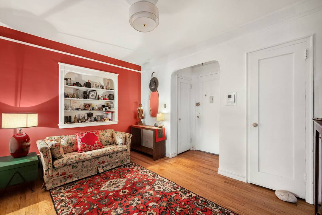 Apartment E4 features high ceilings, eight windows with two exposures, and a generously proportioned floor plan with four closets to ensure a lifestyle of gracious living.