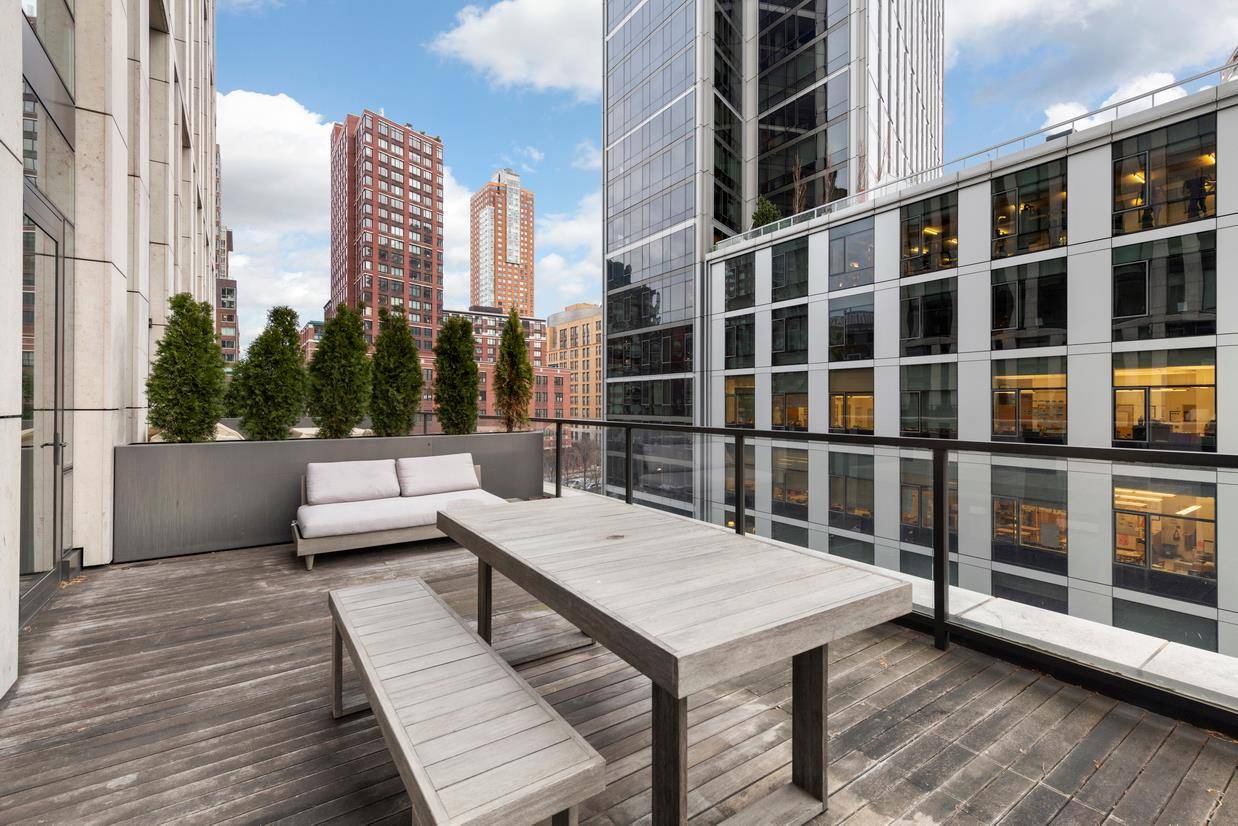 A rare opportunity to own an oversized 955 sf one bedroom residence with an expansive 420 sf private terrace in 101 Warren, one of Tribeca's most prestigious luxury condominiums.