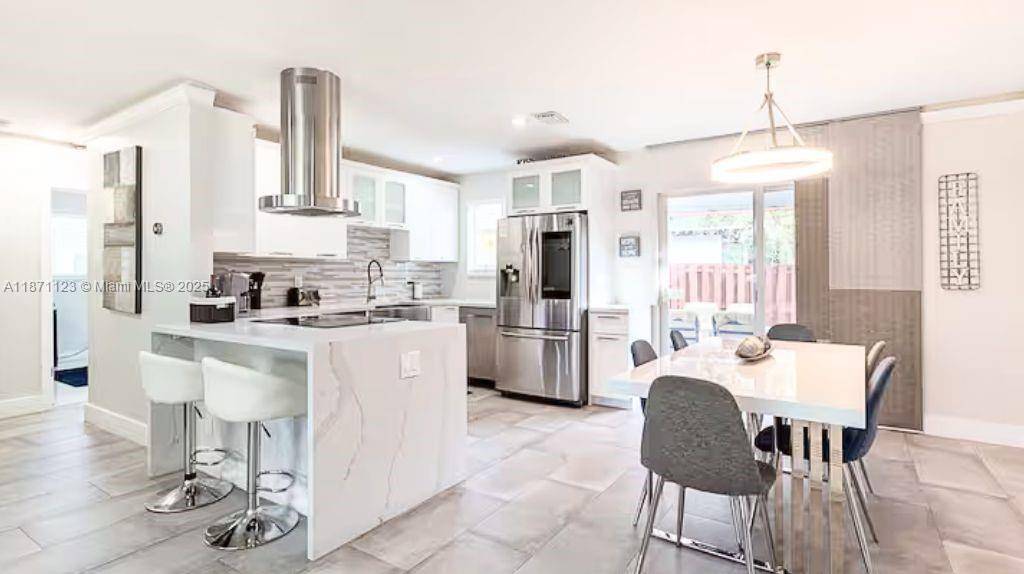 MODERN FINISHES, SUN FILLED LIVING AND FLEXIBLE SOUTH FLORIDA LIFESTYLE.