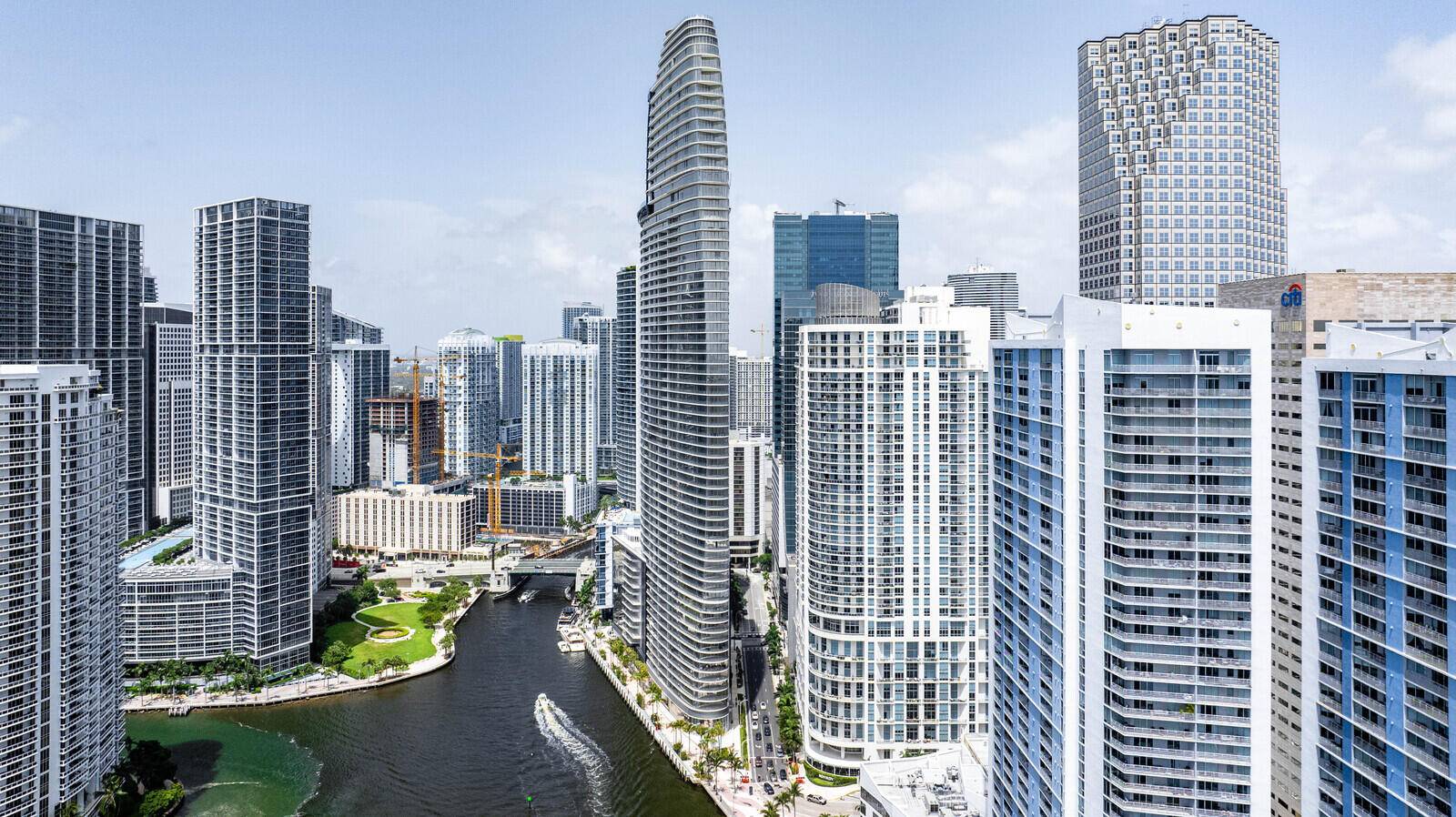 ASTON MARTIN RESIDENCES WATERFRONT LUXURY LIVINGExperience breathtaking panoramic views from the 19th floor of this iconic Miami high rise.