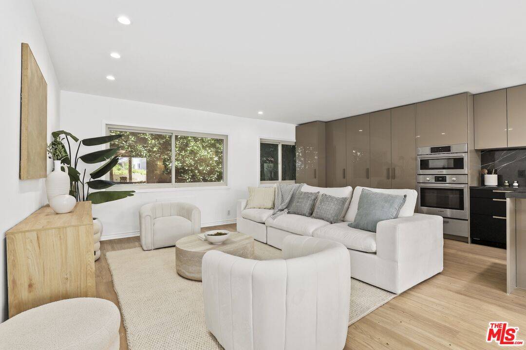 1233  N Laurel Ave 2BR Hollywood Hills East La