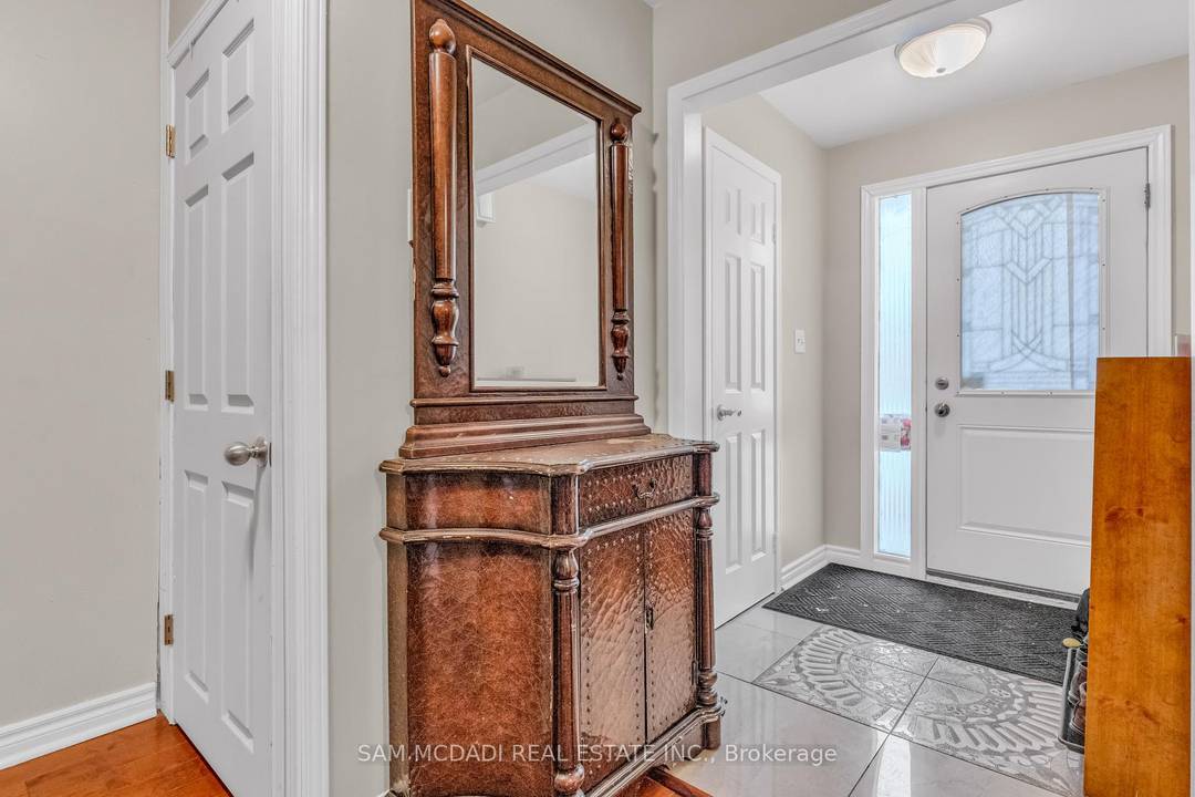 Bright and spacious upper level unit located in a quiet Mississauga neighbourhood.