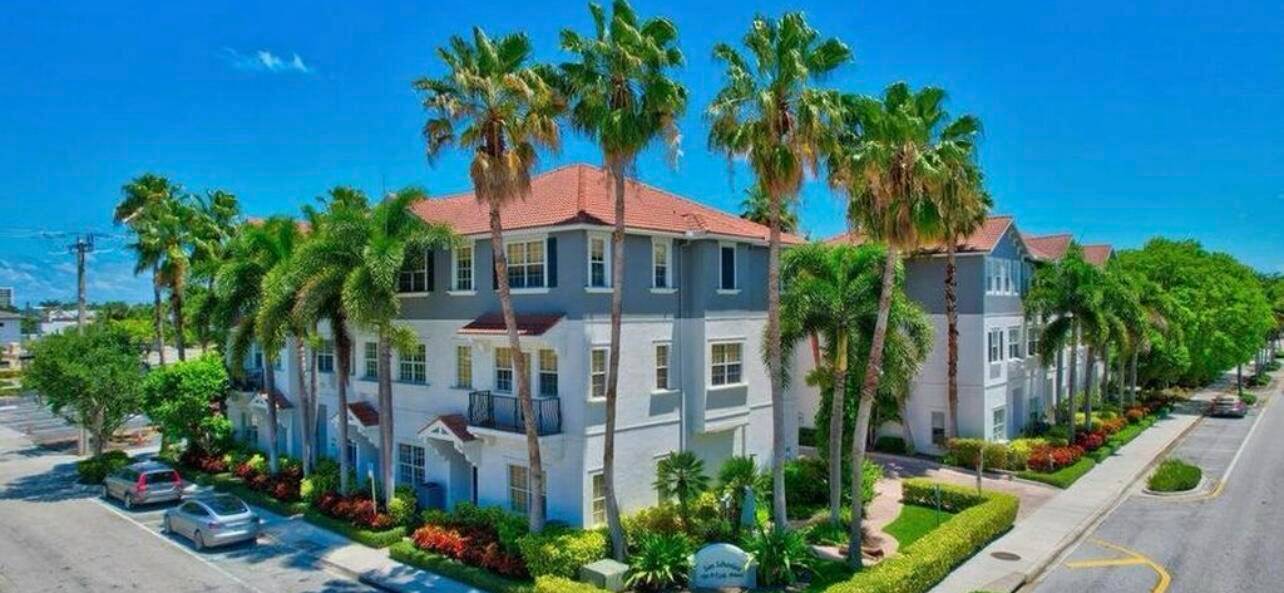 This beautifully located townhouse is within walking distance of Atlantic Ave, the beach, restaurants, and shopping.