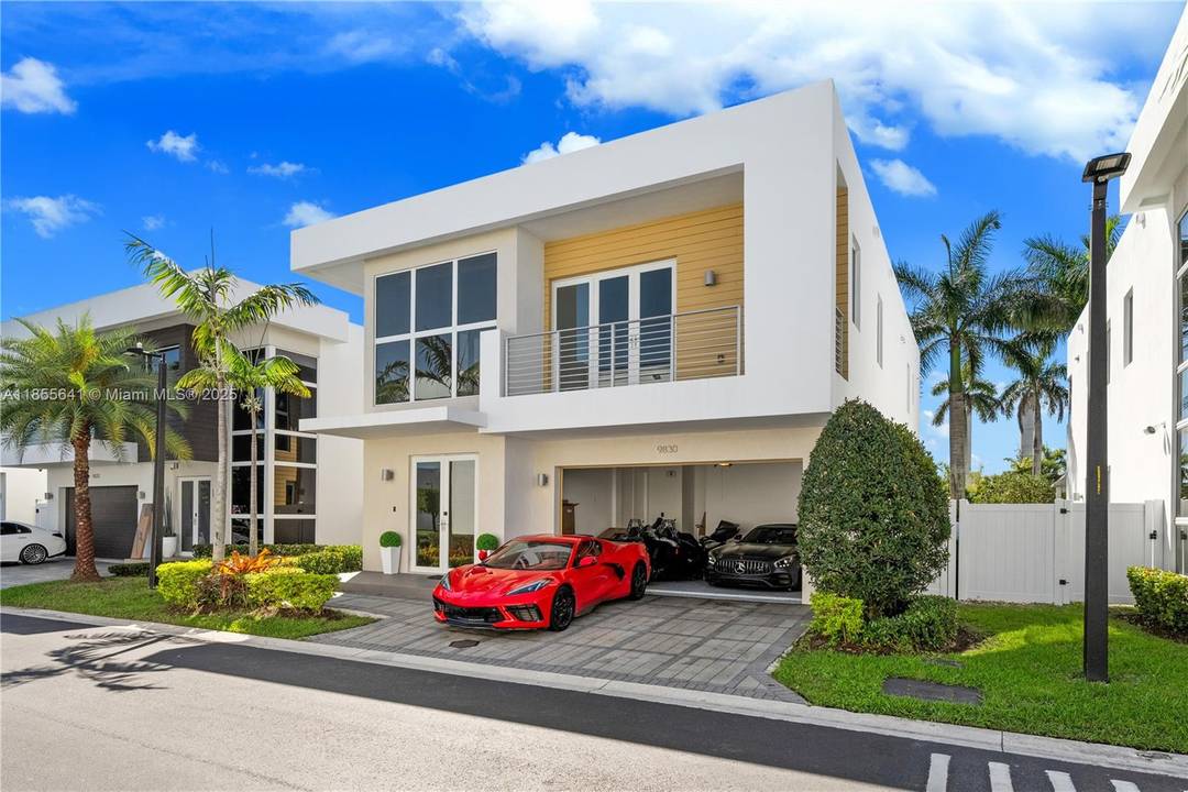Magnificent Single Home in Modern 45 in Doral City.