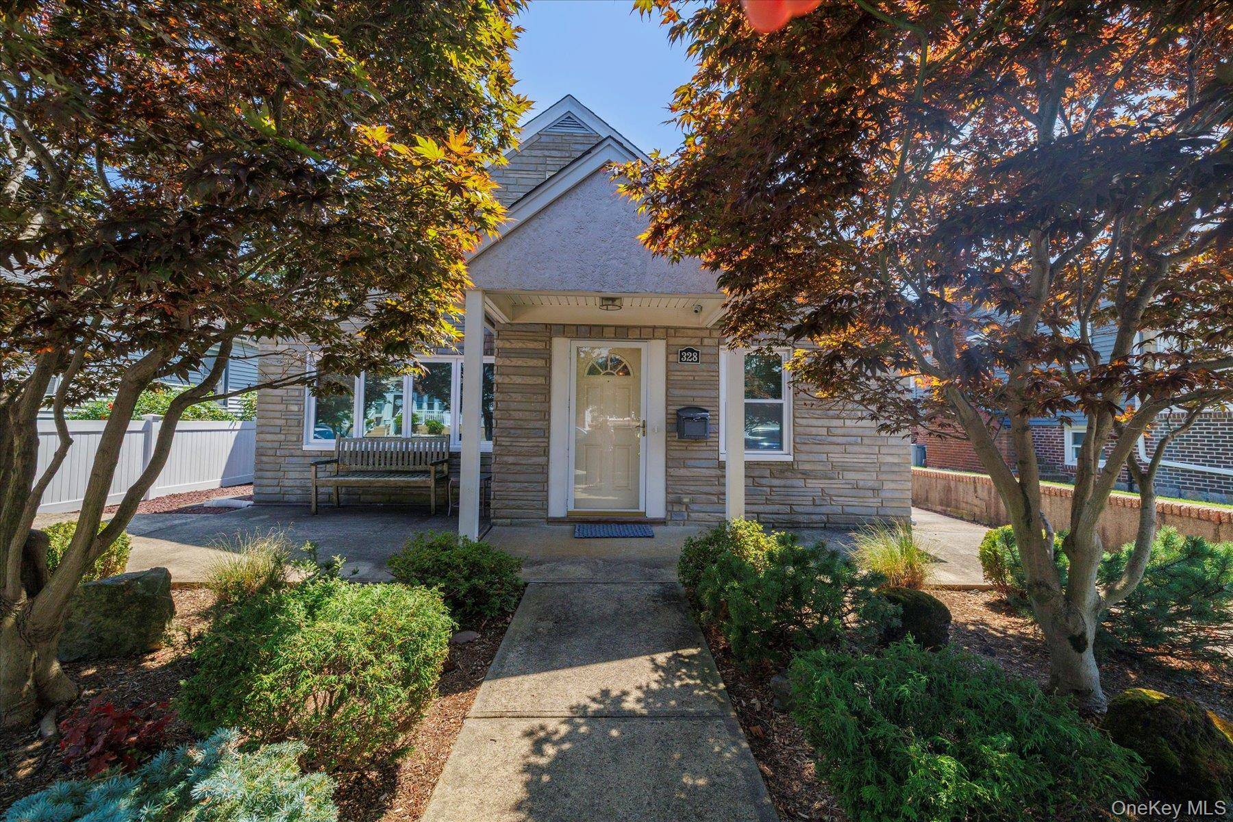 Move right into this mint home in prime area of Long Beach.
