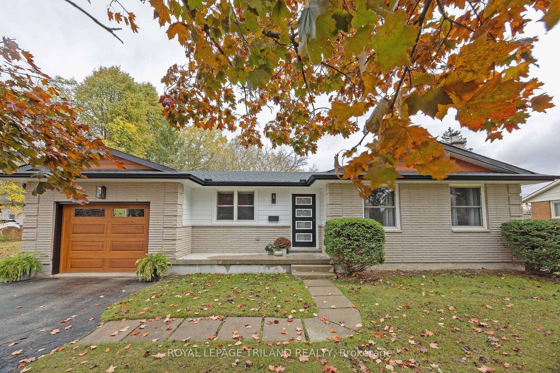 Prepare to be impressed by this beautifully renovated 4 bedroom, 3 bathroom bungalow in the sought after Old Lynhurst Village !