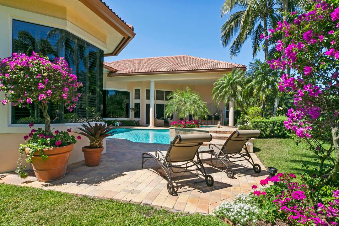 Don't miss this rare opportunity to live in one of Wellington's most sought after locations !