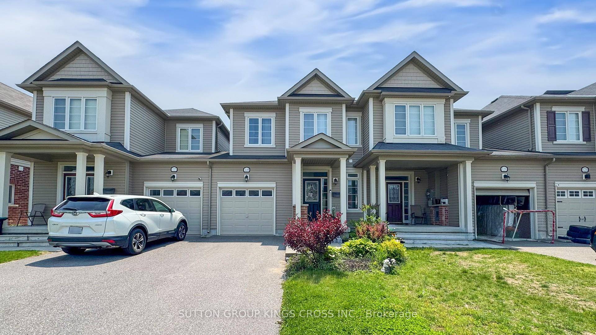 Welcome to 119 Wagner Crescent, an upgraded, move in ready townhome in Angus sought after 5th Line Lancaster community.