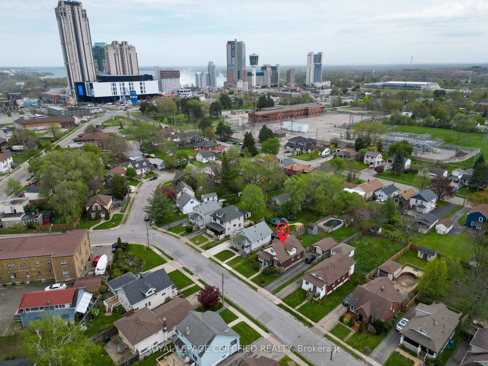 Welcome to your ideal starter home or next investment opportunity, just minutes from the stunning Niagara Falls.