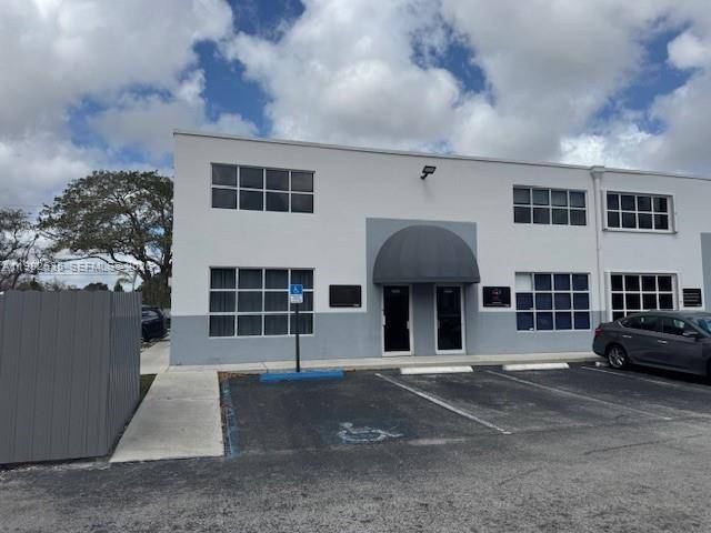 Prime Commercial End Unit with Licensed Kitchen Exceptional Business Opportunity Discover the perfect blend of functionality and flexibility in this spacious, well designed end unit located in a prime commercial ...