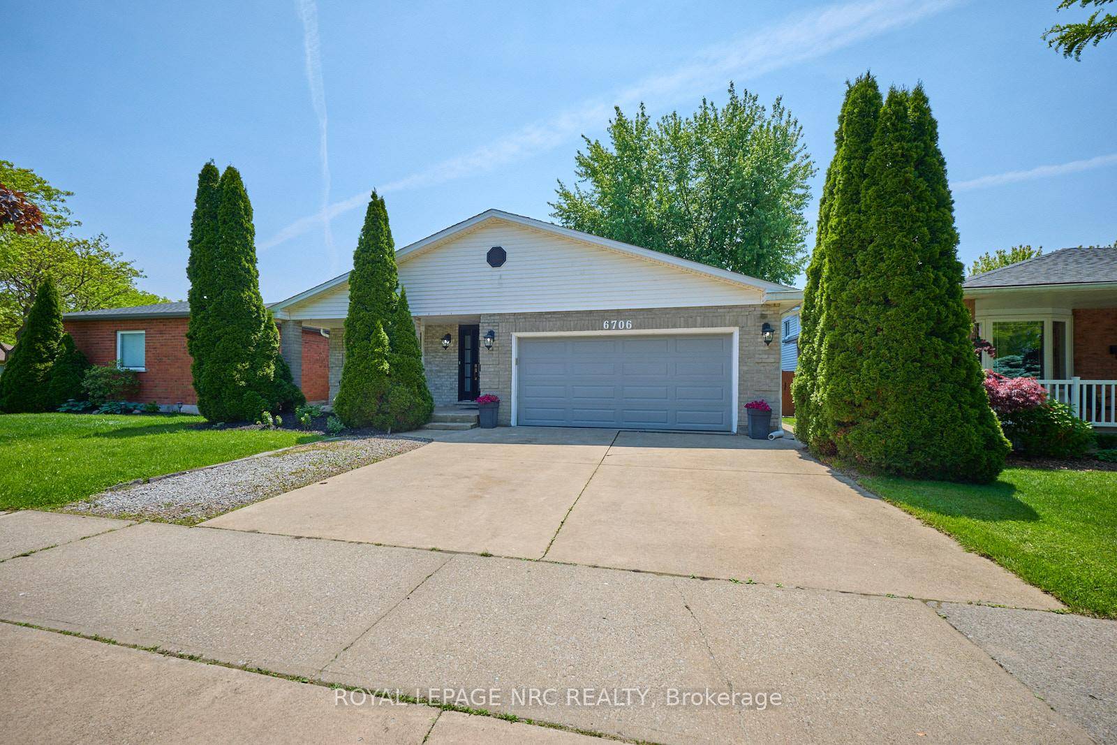WELCOME TO THIS IMMACULATE 1354 sqft 4 LEVEL BACKSPLIT WITH DOUBLE CAR GARAGE SITUATED ON A LARGE LOT IN A DESIRABLE, FAMILY FRIENDLY NEIGHBOURHOOD WALKING DISTANCE TO SCHOOLS, PARKS, AS ...