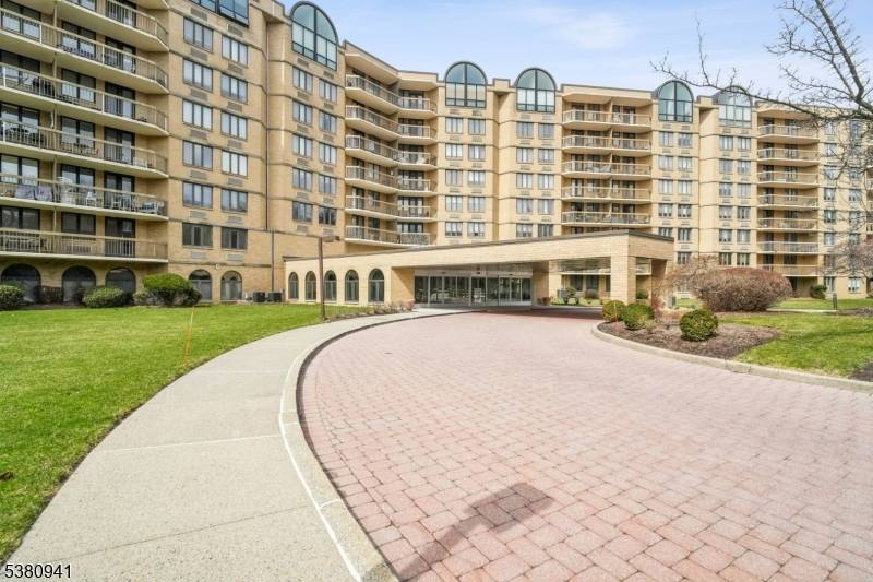 Looking for a spacious condo with one floor living ?