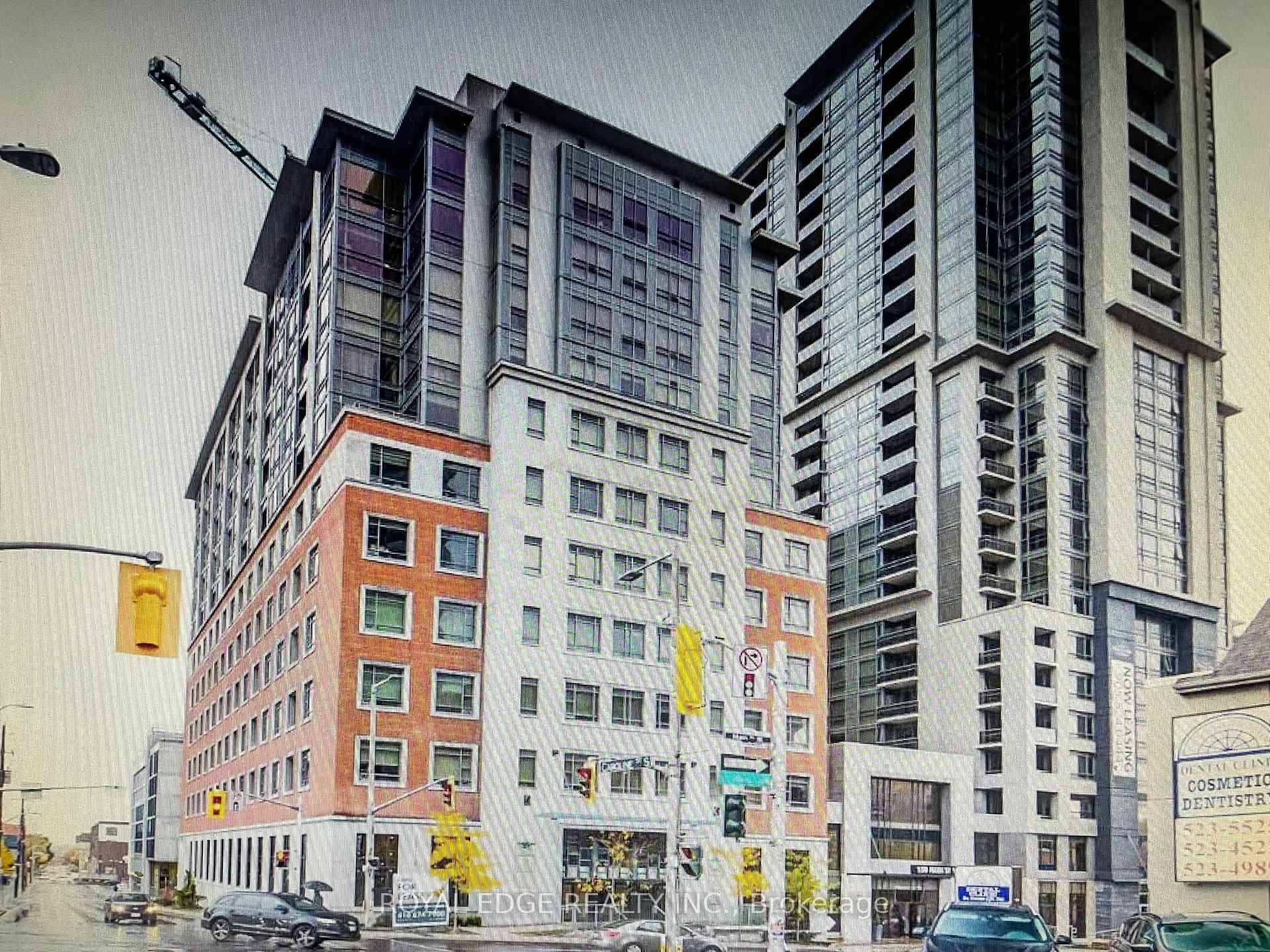 1Bed Den Condo In One Of The Most Desired Luxury Condo Buildings In The Heart Of Hamilton Downtown !