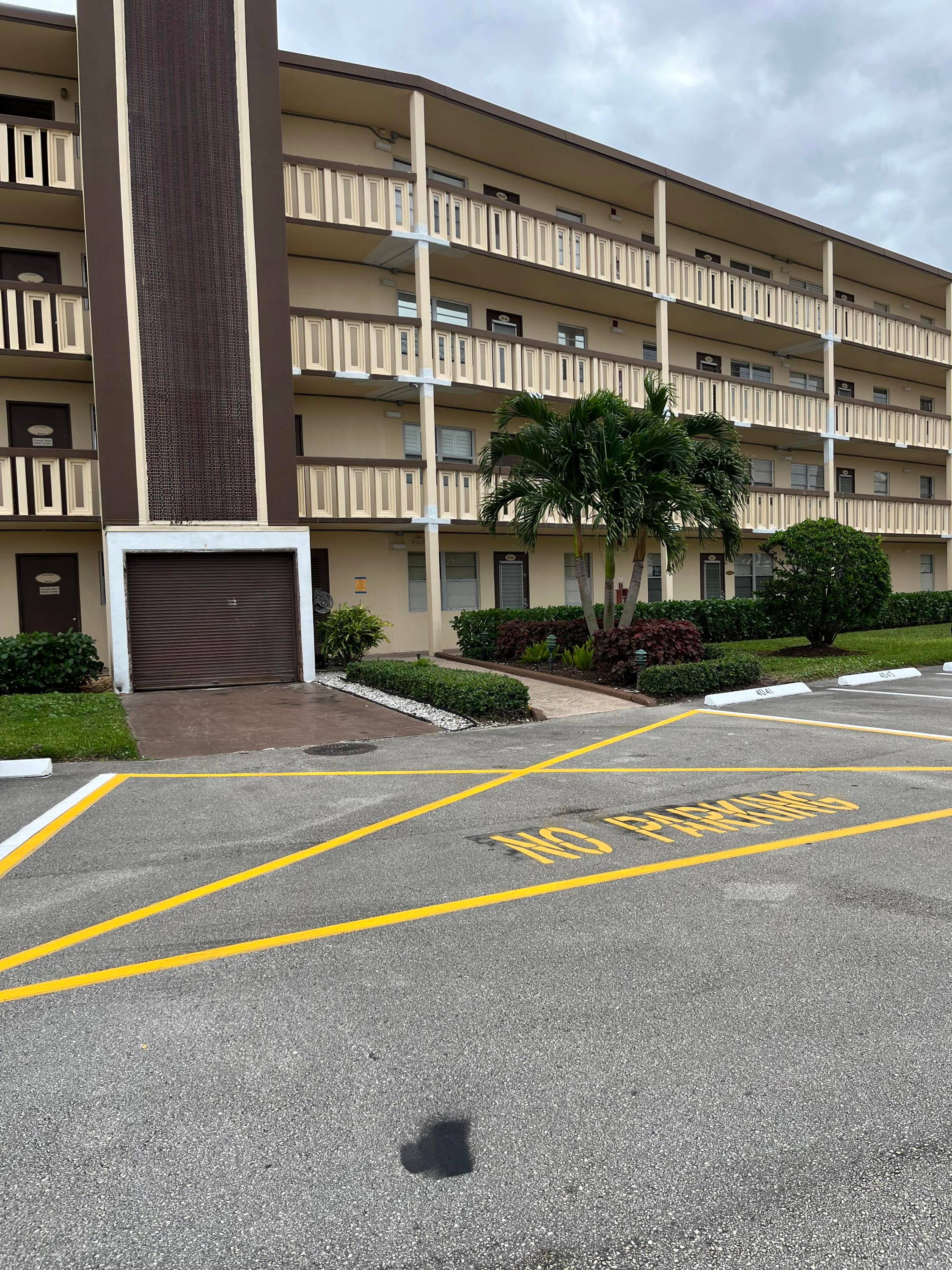 Priced to sell ! Renovated second floor 2 2 in one of the most sought after associations in CV Boca.