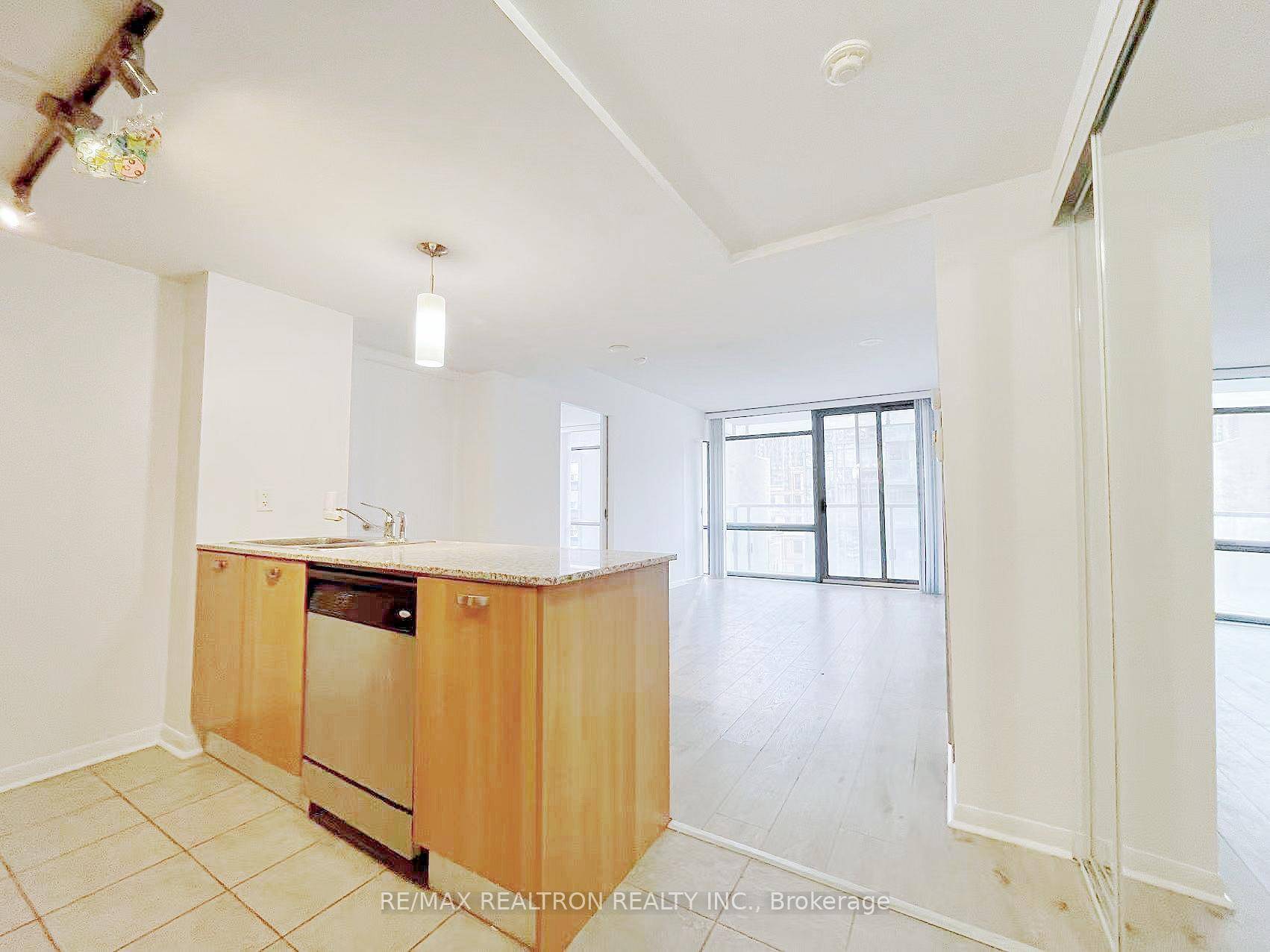 South View Corner Unit ! Very Bright !