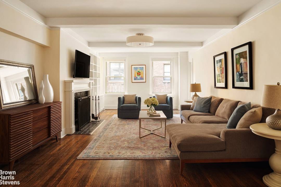 With a loft like living and dining expanse of over 31', this south facing one bedroom one bathroom residence is the perfect blend of well proportioned rooms, multiple exposures, prewar ...