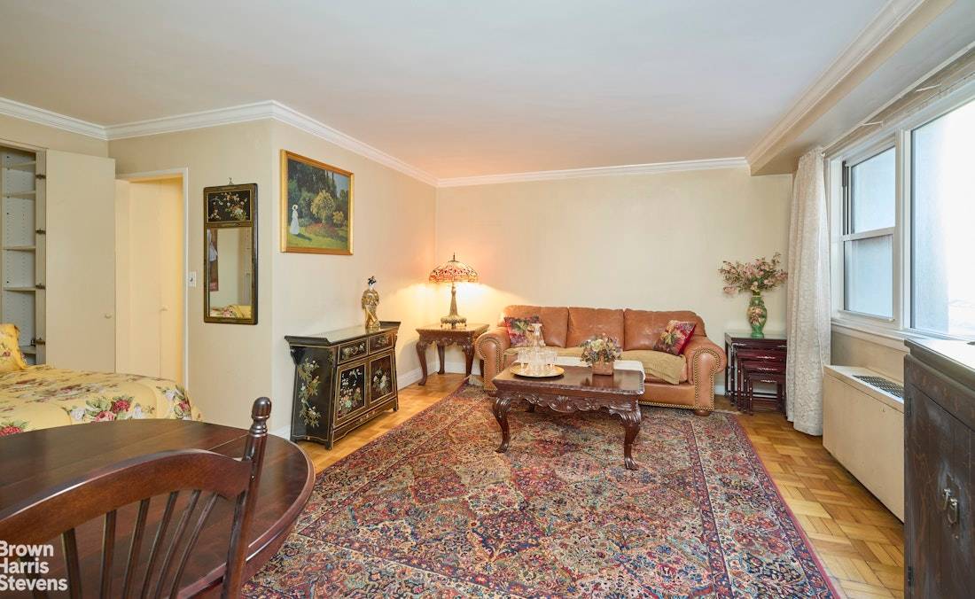 Welcome home to this charming alcove studio in the prime location of 75th Street between Park and Lexington.