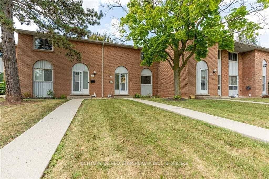 Beautiful Townhouse ! 3 Bed, 2 Bath Condo In Desirable Stoney Creek Location Within Walking Distance To Schools, Parks, Shopping, Restaurants amp ; Transit.