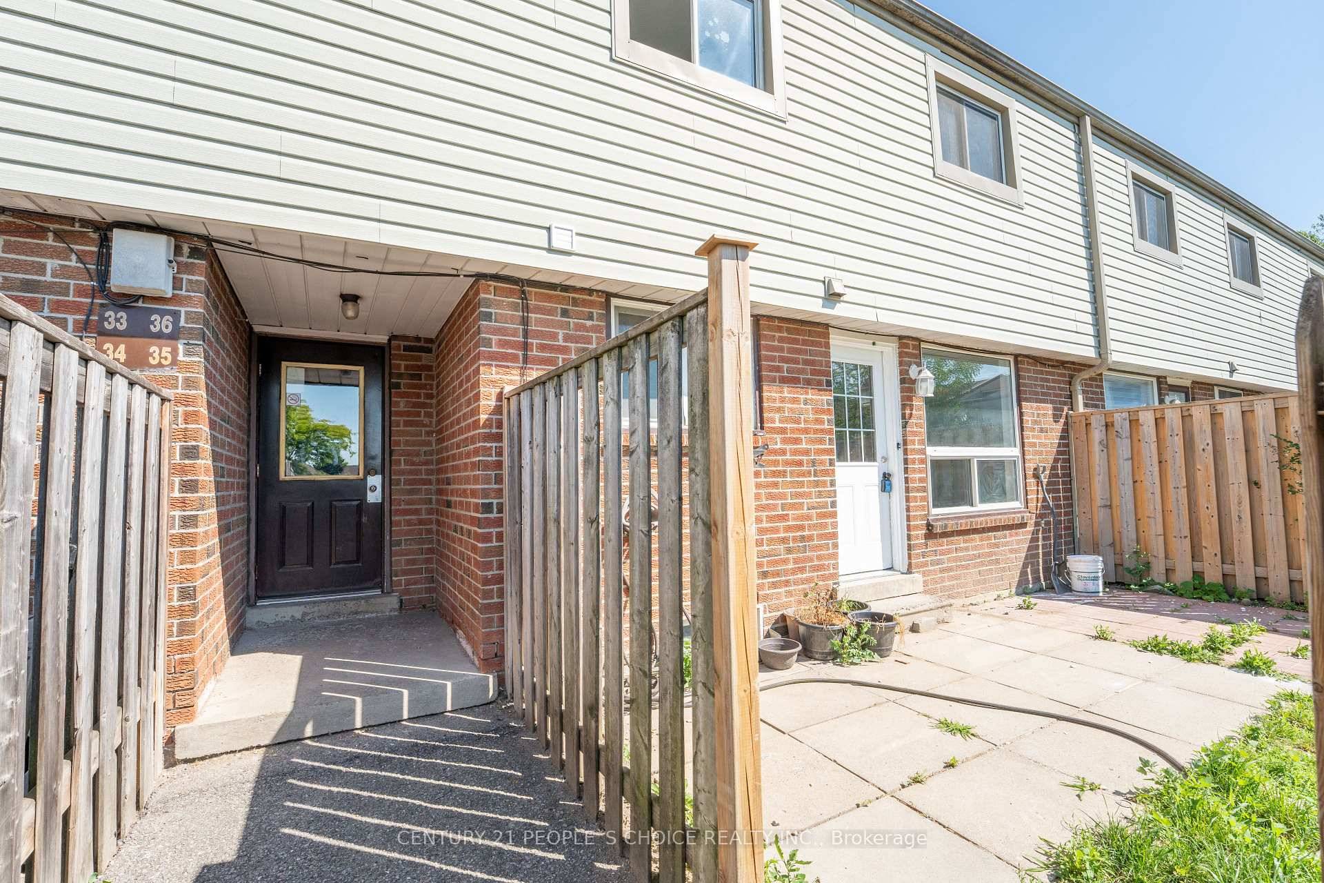 Charming 3 Bedroom Townhouse in a Desirable Neighborhood Perfect for Families and Professionals !