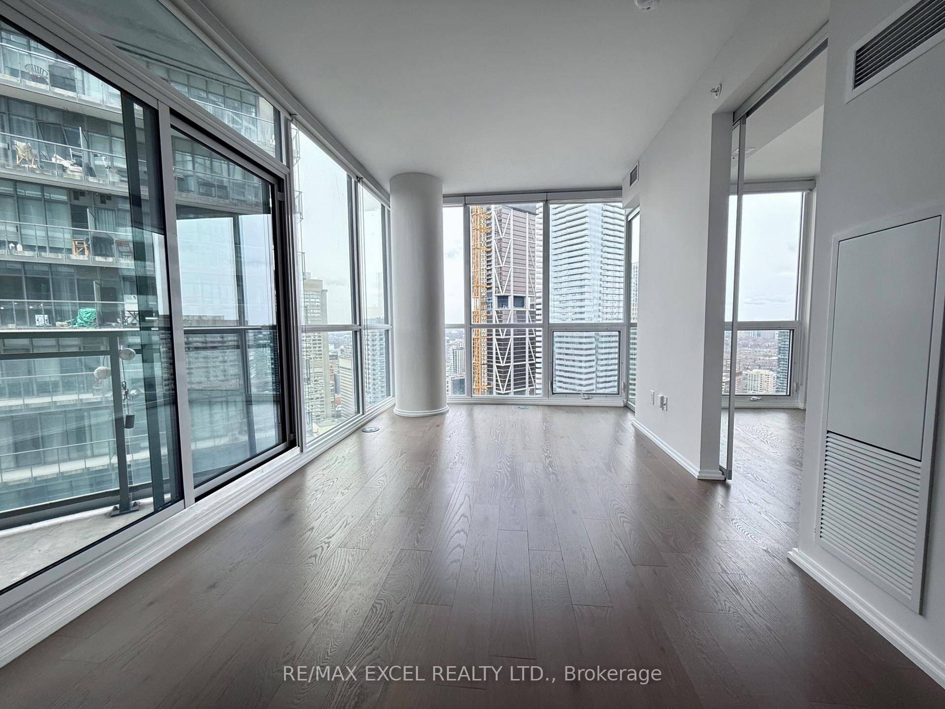 Live Among The Clouds In This Oversized amp ; Highly Functional 1 Bedroom Unit At Chaz Yorkville !