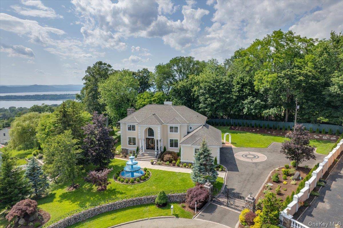 Panoramic Hudson River Views Custom Architecture Resort Style Amenities Discover an extraordinary sanctuary, where every detail has been carefully curated to create an unparalleled living experience.