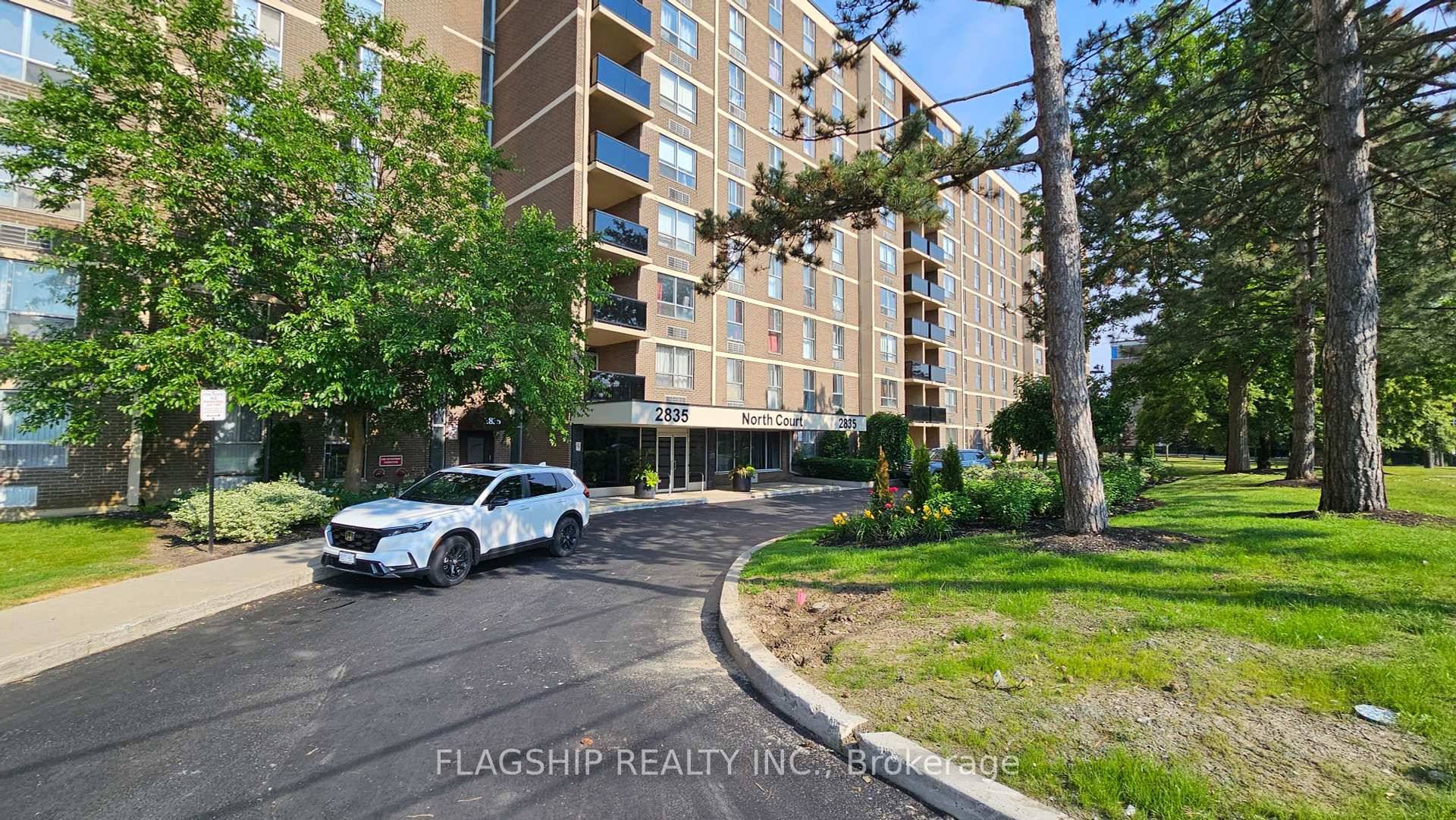 Welcome to this well kept, renovated, beautiful 2 bedroom, 2 bathroom unit with a spacious and functional open concept layout.