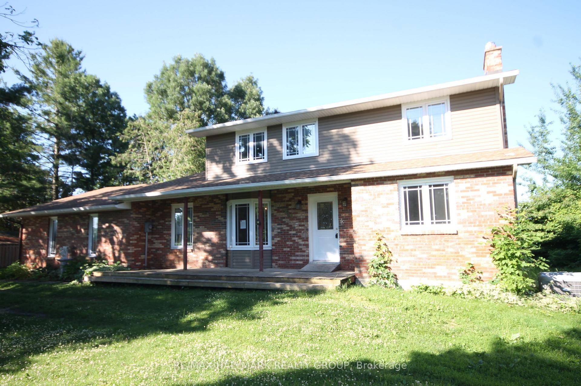 Gorgeous view of the Rideau River from your living room and rear deck !