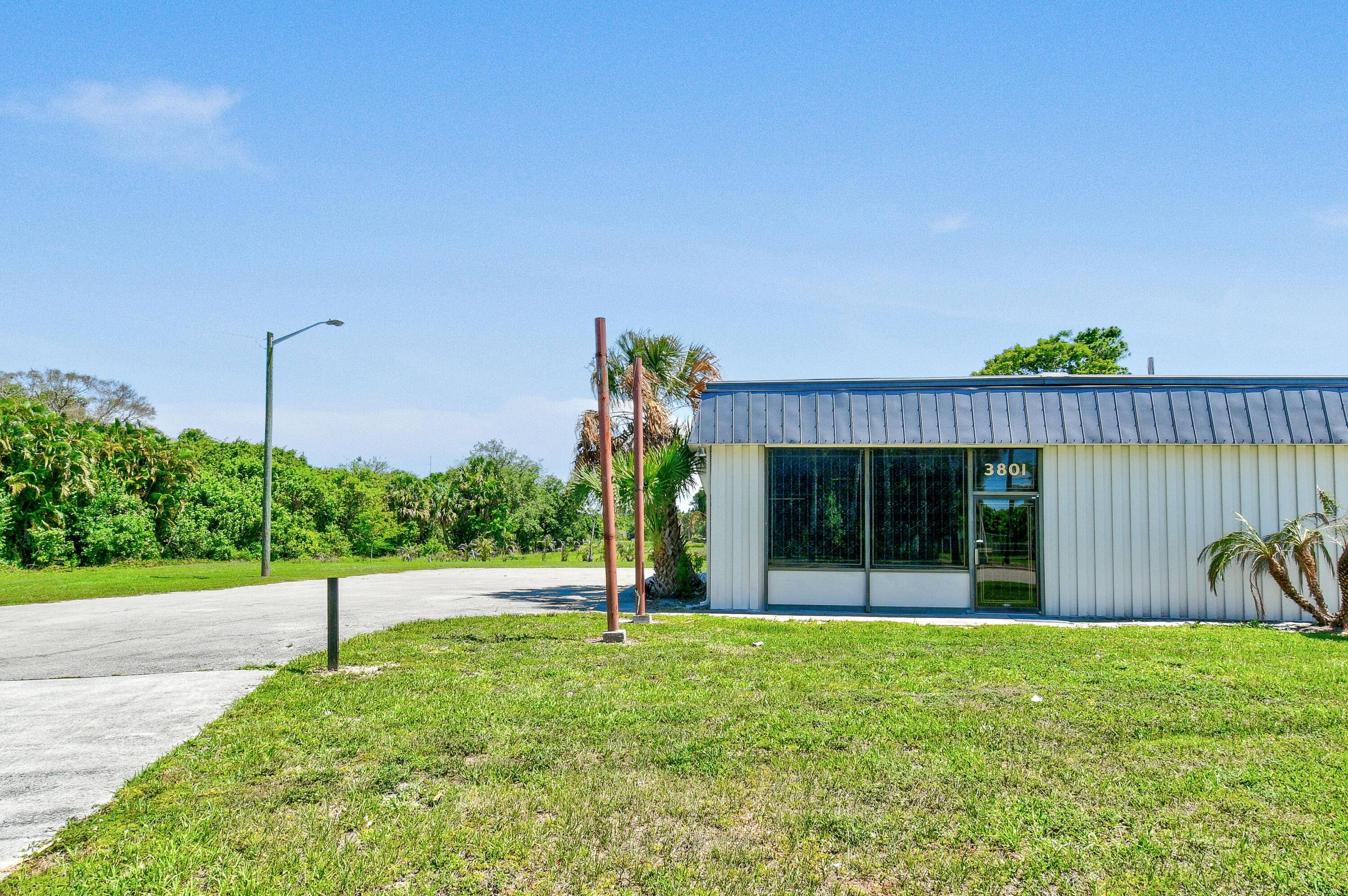 Great property, Commercial single standing building 2000 sq feet under air with its own parking lot on Okeechobee Rd.