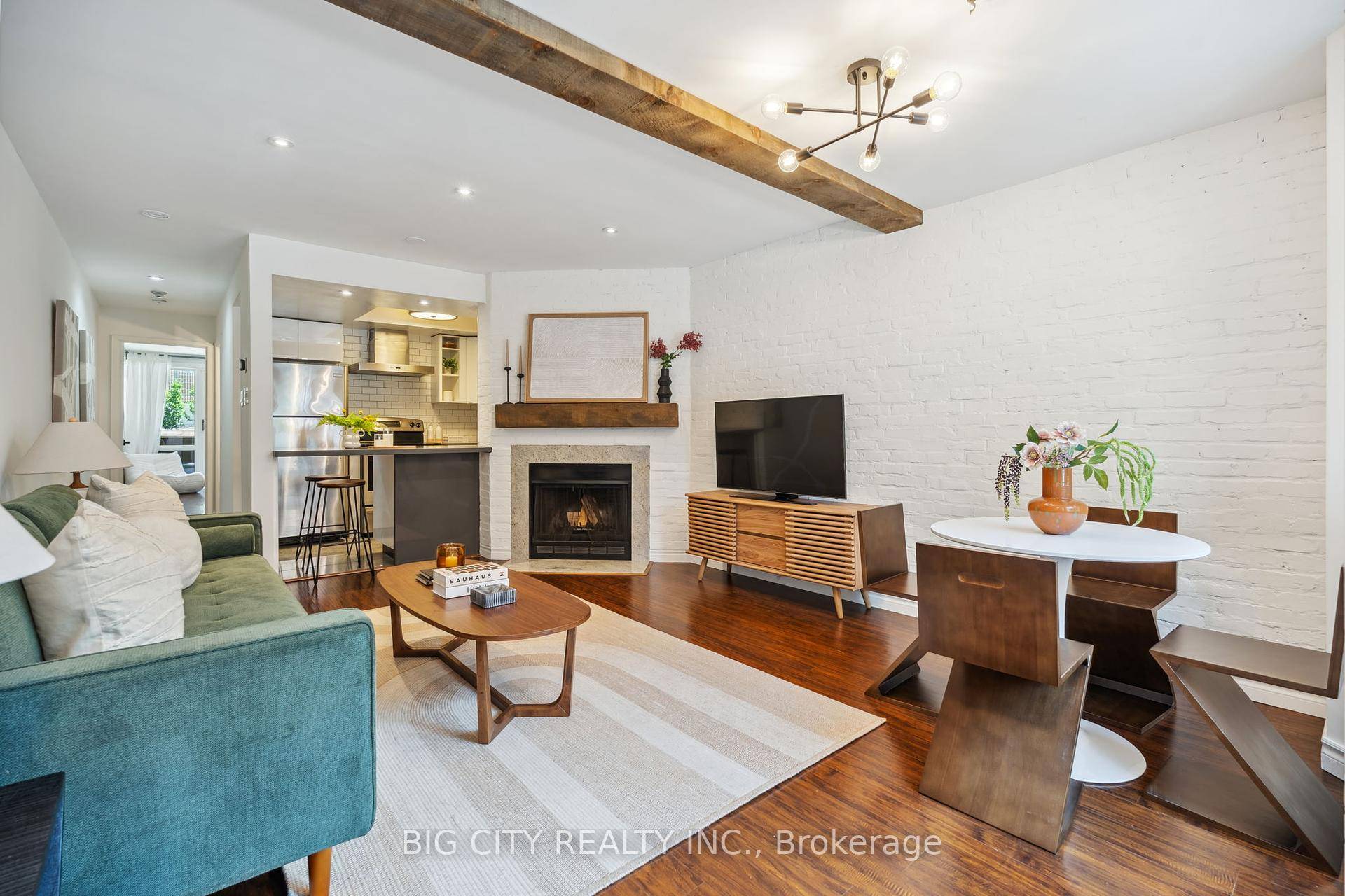 Absolutely Stunning 1 Bedroom Townhouse Condo In The Heart Of King West, One Of Toronto's Trendiest Neighborhoods !