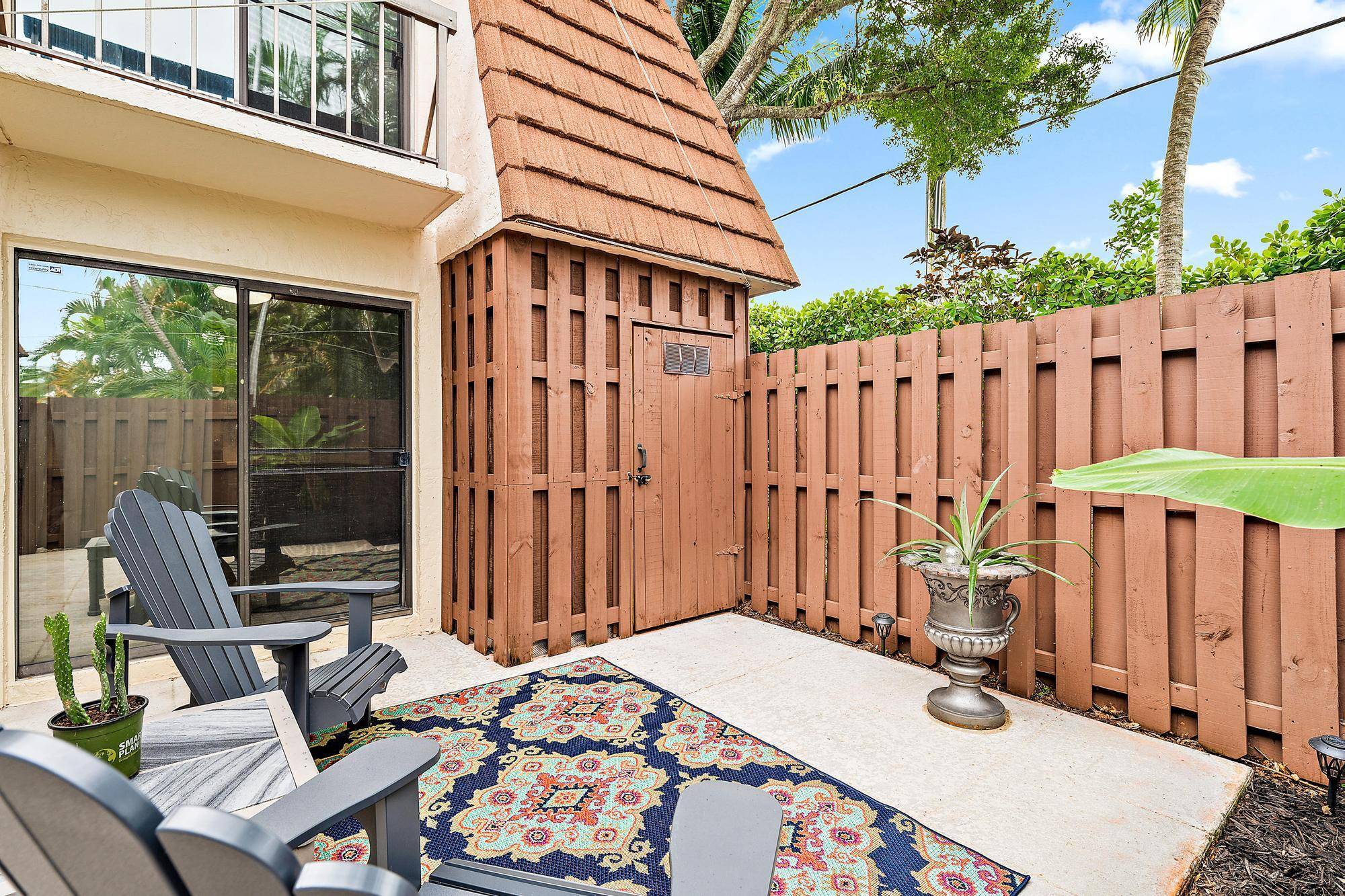 Beautifully remodeled townhome in the quaint neighborhood of Jupiter Plantation.