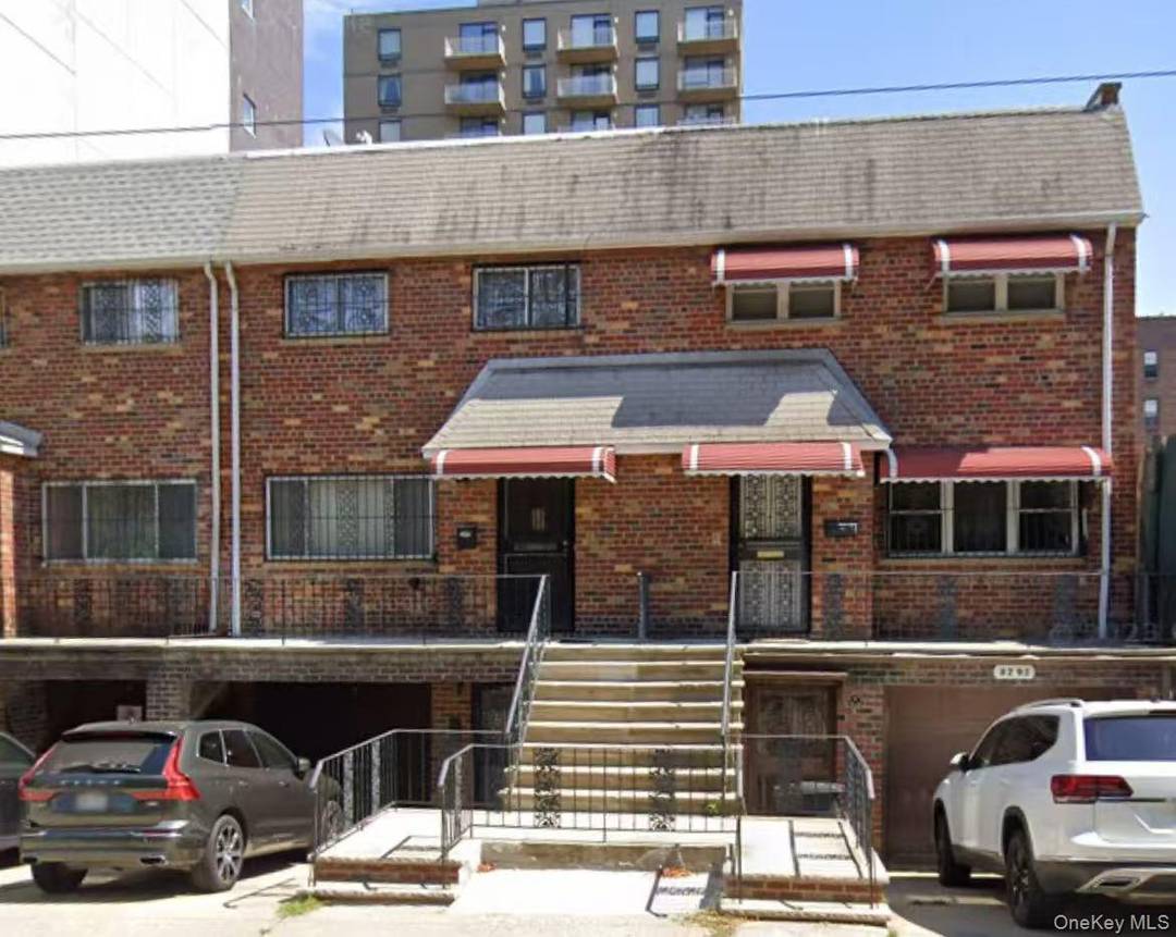 2 Family home located in heart of Richmond Hill, total 6 Bedroom and 3 Bathroom, Lot size 1996 Sq.