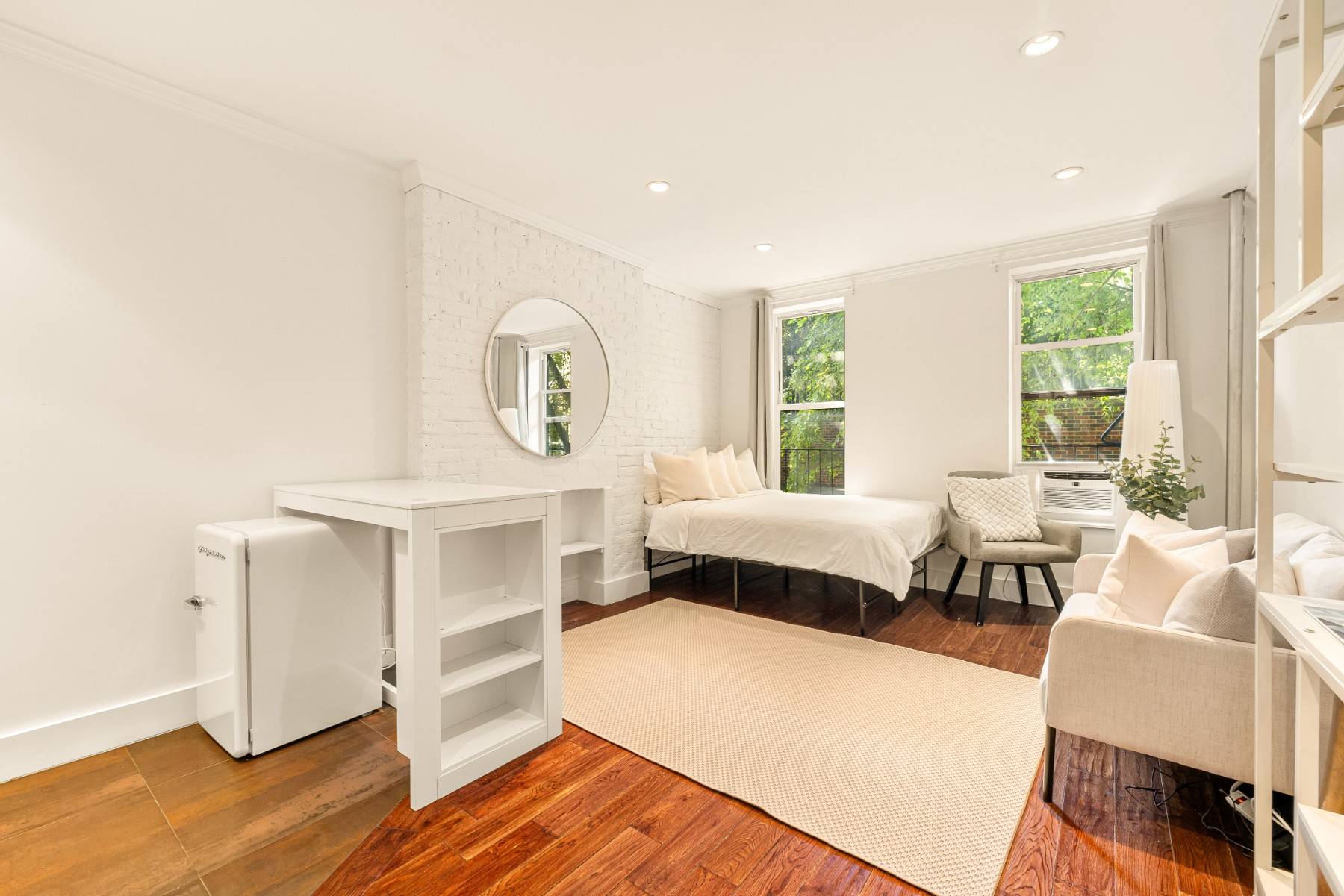 We are delighted to present this beautiful studio in one of New York Citys most prestigious neighborhoods, the West Village.