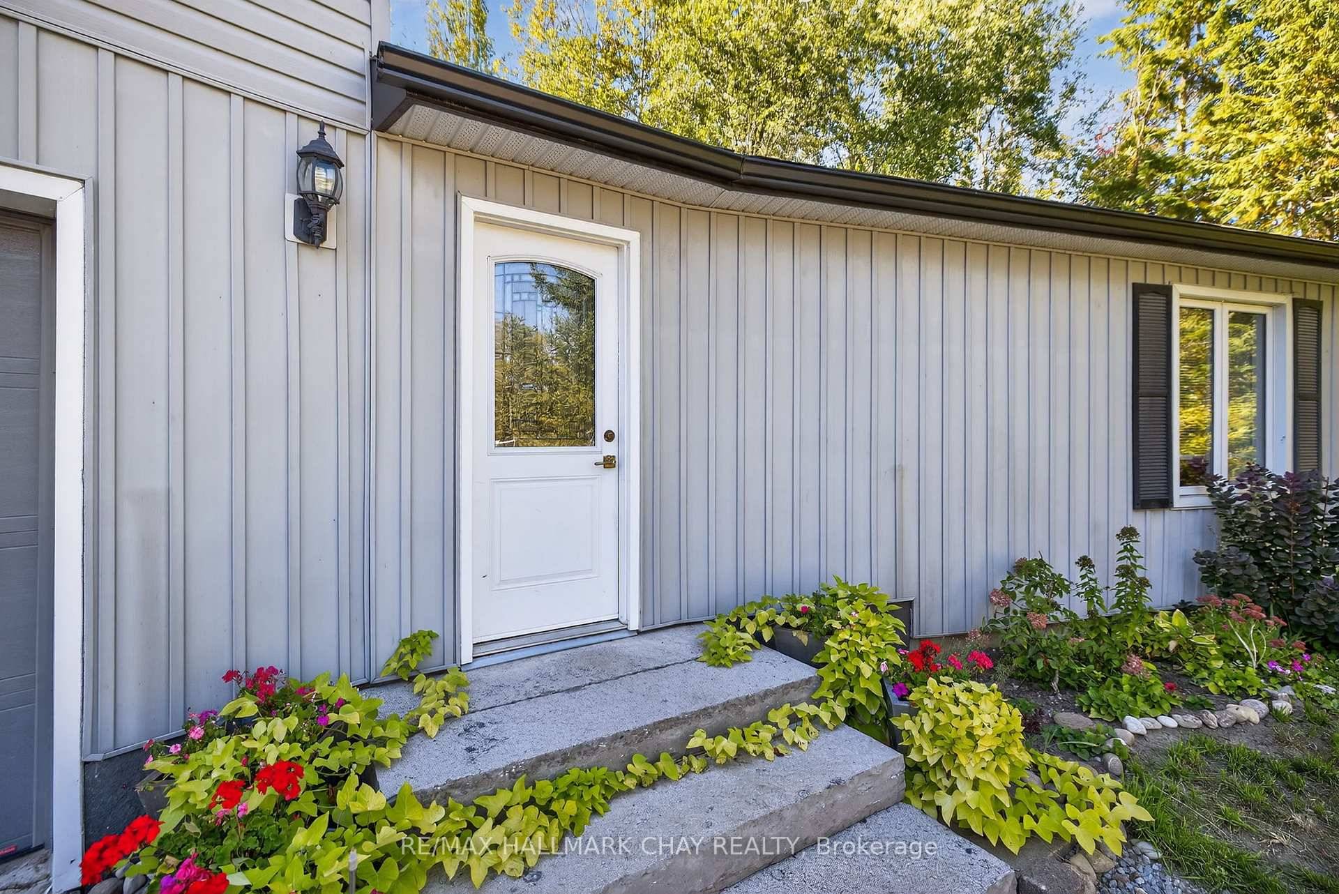 Experience Country living at its finest in this spacious two bedroom loft apartment, perfectly designed for comfort and privacy.