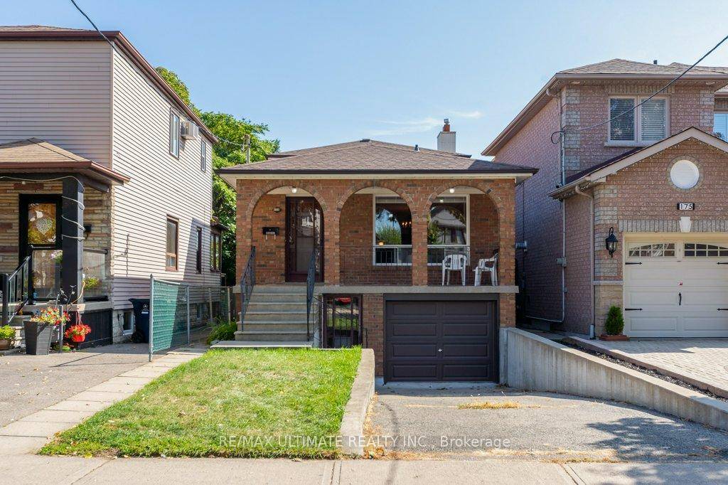 This charming backsplit home, built in 1975, features a fantastic layout with spacious main rooms.
