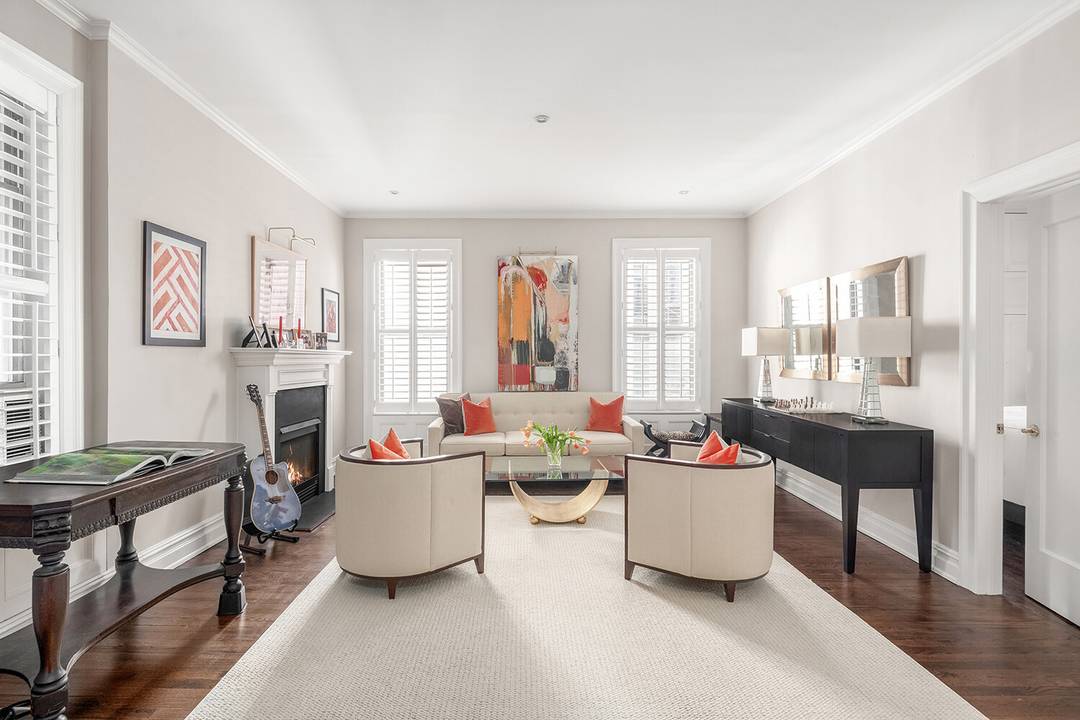 Situated on one of Carnegie Hill's most charming tree lined blocks, residence 4R at 17 East 95th Street is a flawlessly renovated 2 bedroom 2 bath oasis.