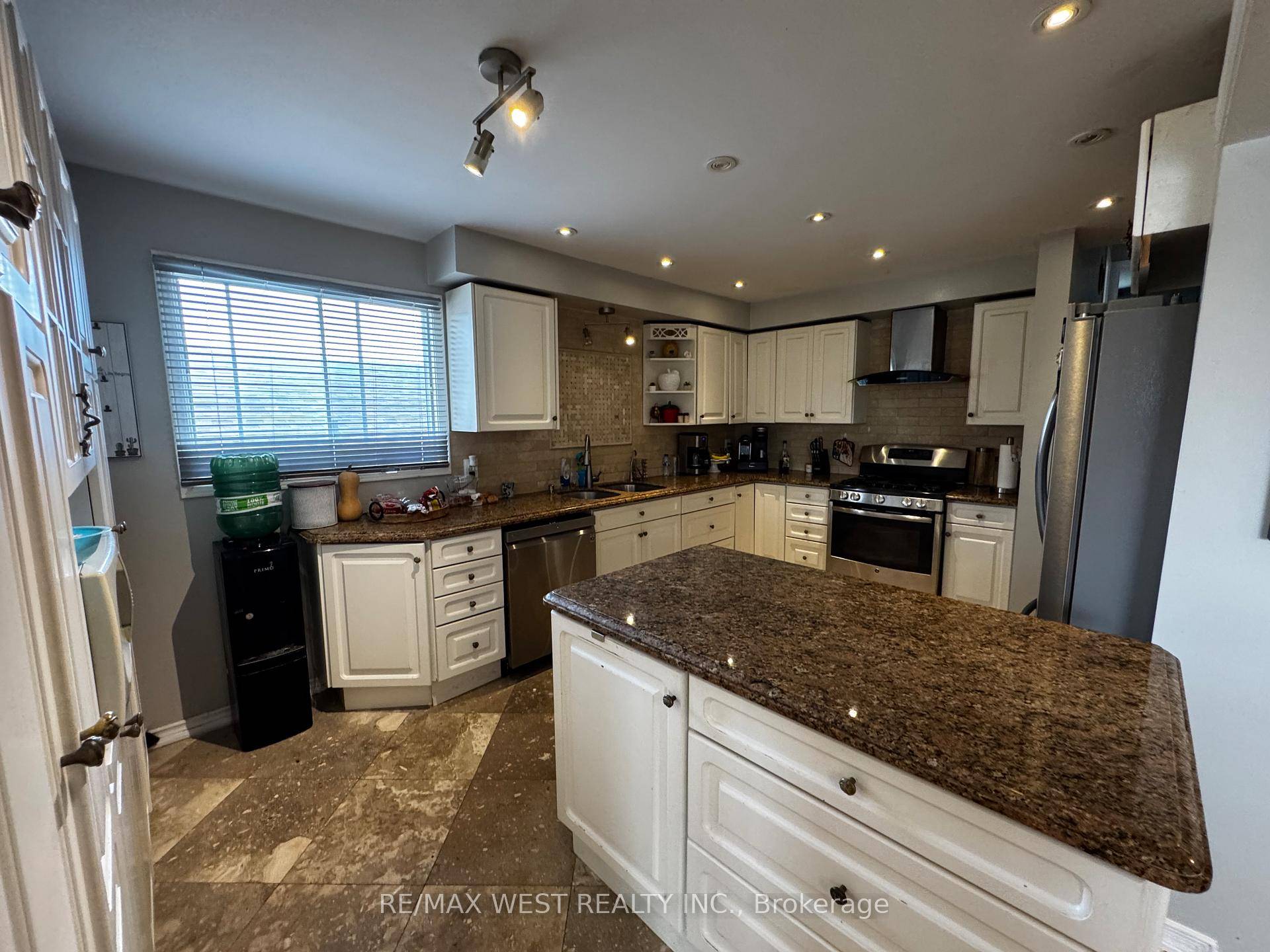 This stunning 4 level backsplit home boasts a convenient location and an impressive layout.