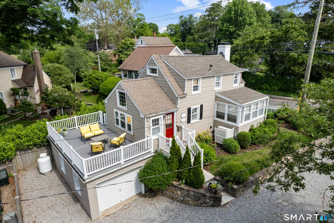 Hilltop Cottage c. 1900 The Perfect pied a terre in the heart of the historic Essex CT yachting village welcomes you in each season.