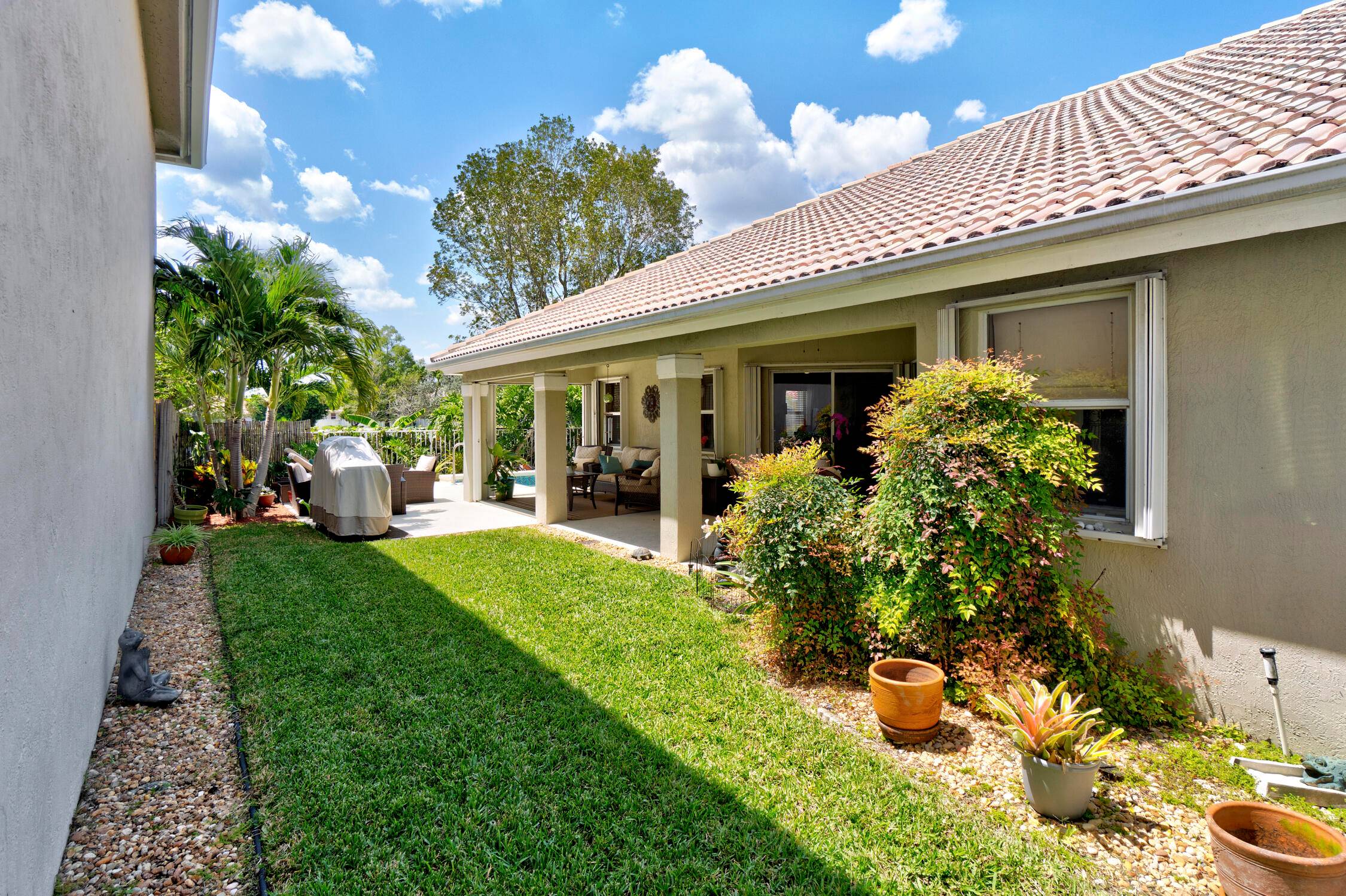 CITRUS PARK 3 BEDROOM 2 BATH LAKEFRONT POOL HOME !