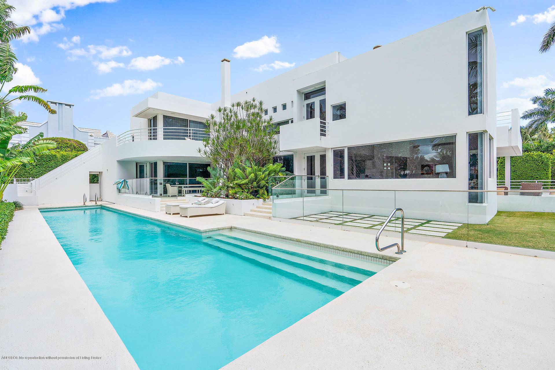 Fantastic Northend Contemporary Beach House with fantastic amenities !
