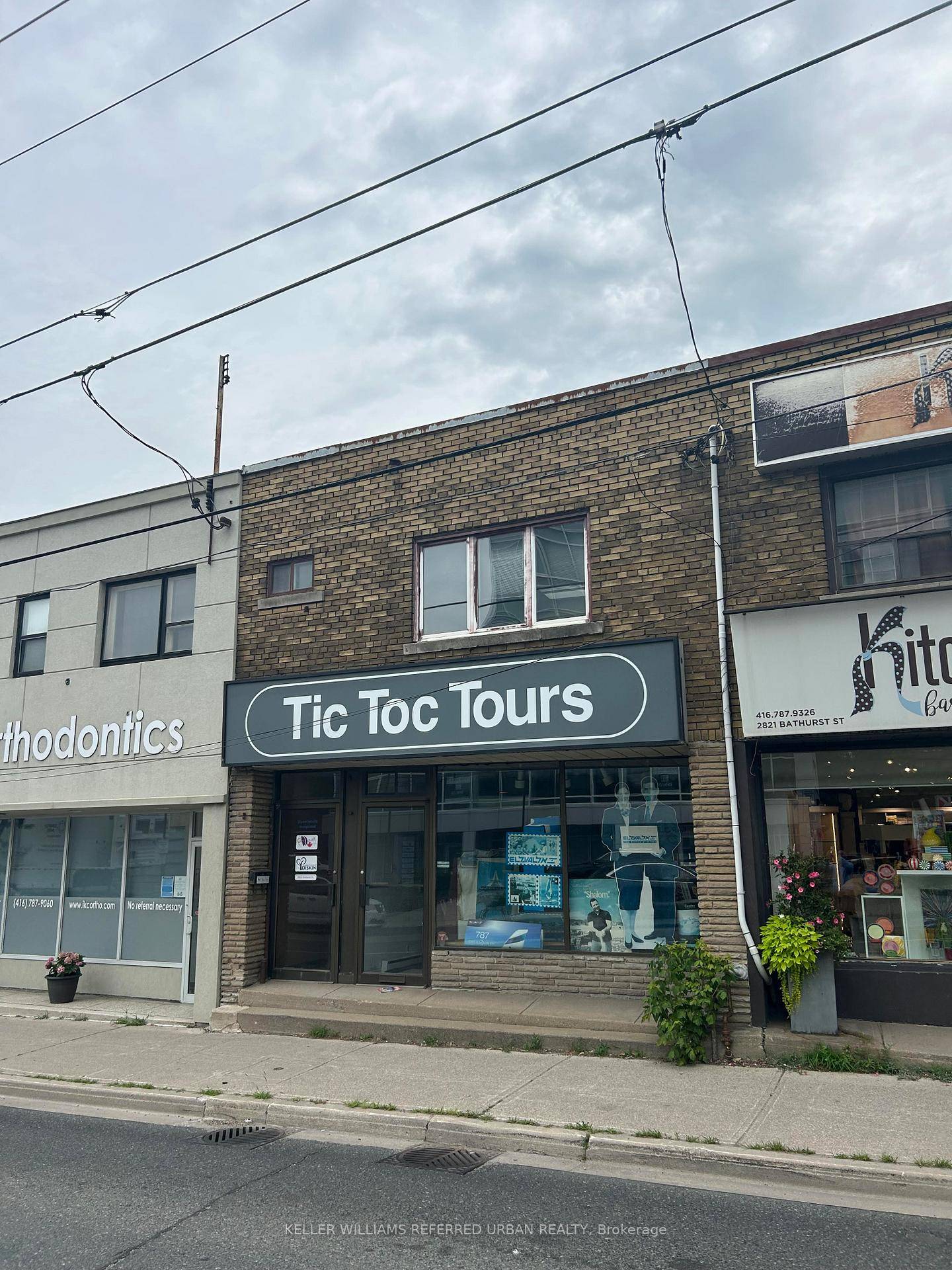 Take advantage of this fantastic opportunity to purchase a fully vacant retail storefront, along with upper apartments that can be used for personal residence or investment purposes.