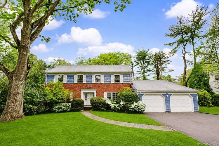 Nestled in the idyllic Winged Foot Estates neighborhood of Larchmont, 6 Hidden Green Lane is a picturesque Colonial set on a beautifully landscaped half acre of level property.